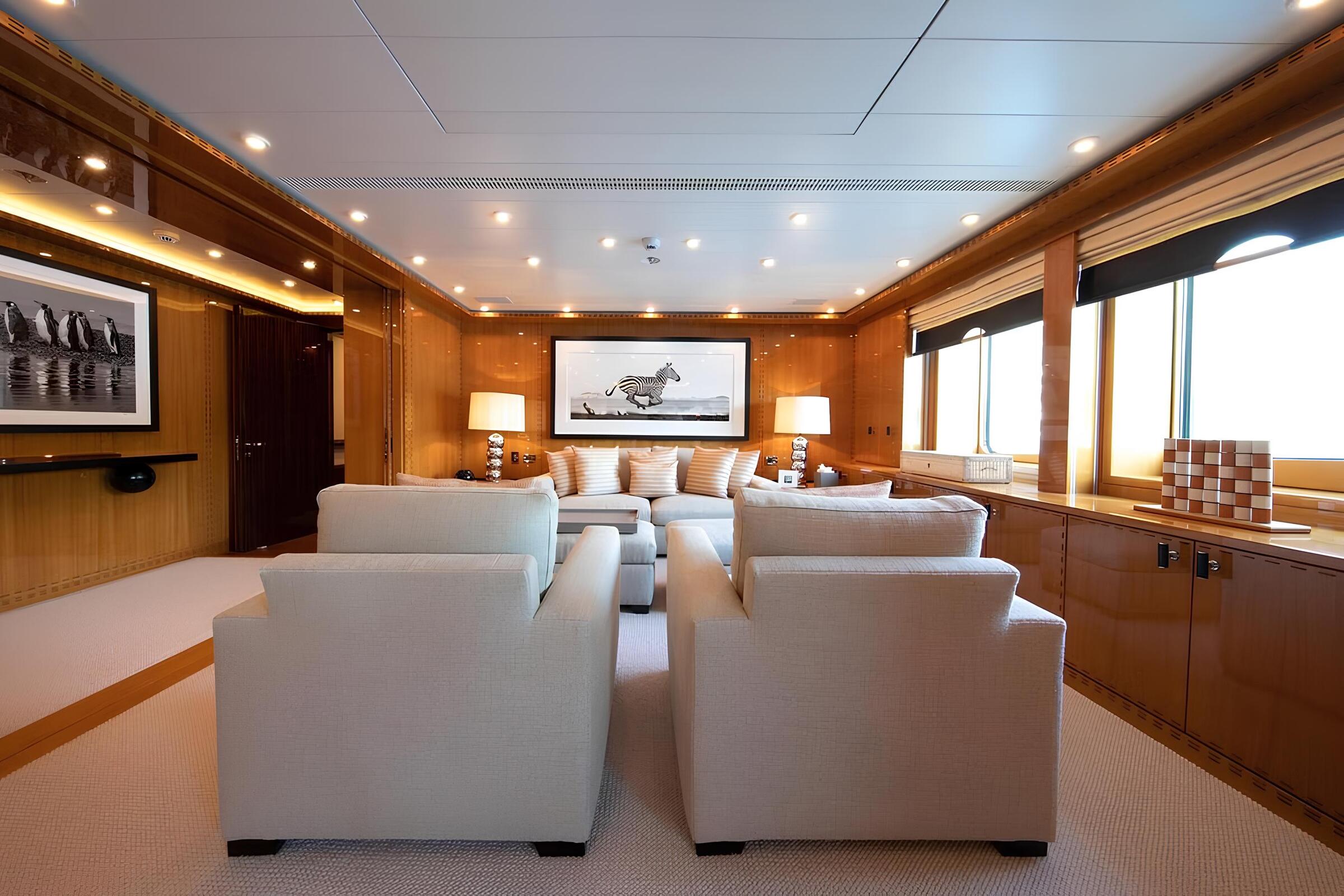 Зона отдыха в каюте владельца/Master cabin lounge area
