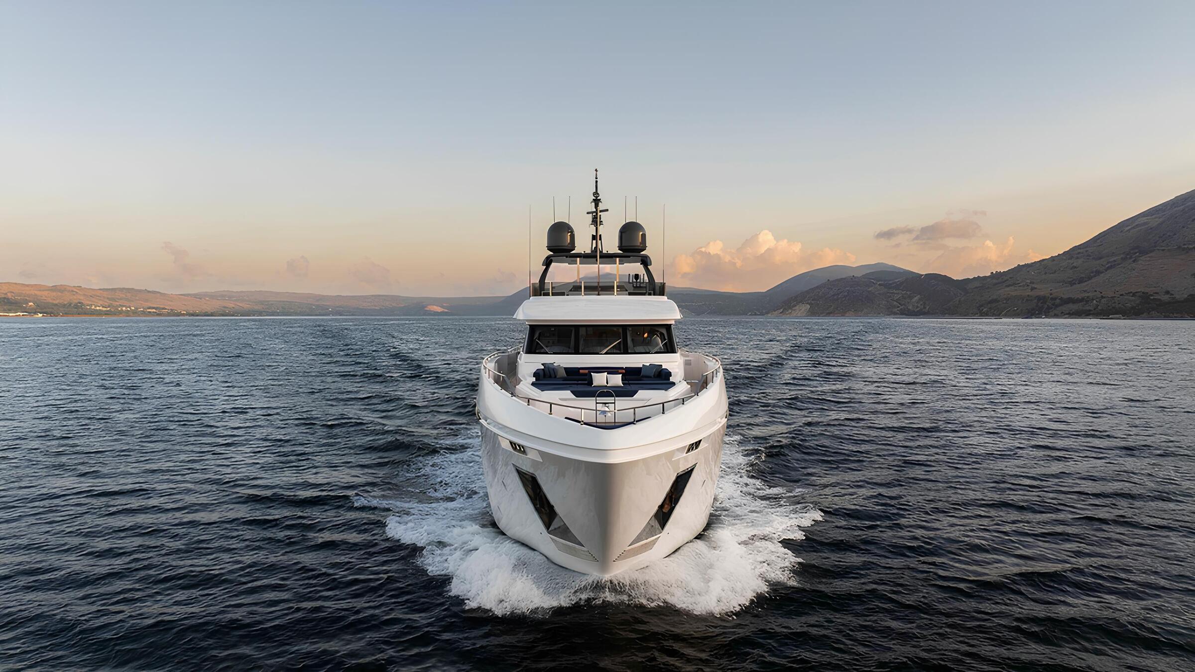 Экстерьер Custom Line Navetta 33 2022 MY RENEWAL 3/Exterior Custom Line Navetta 33 2022 MY RENEWAL 3