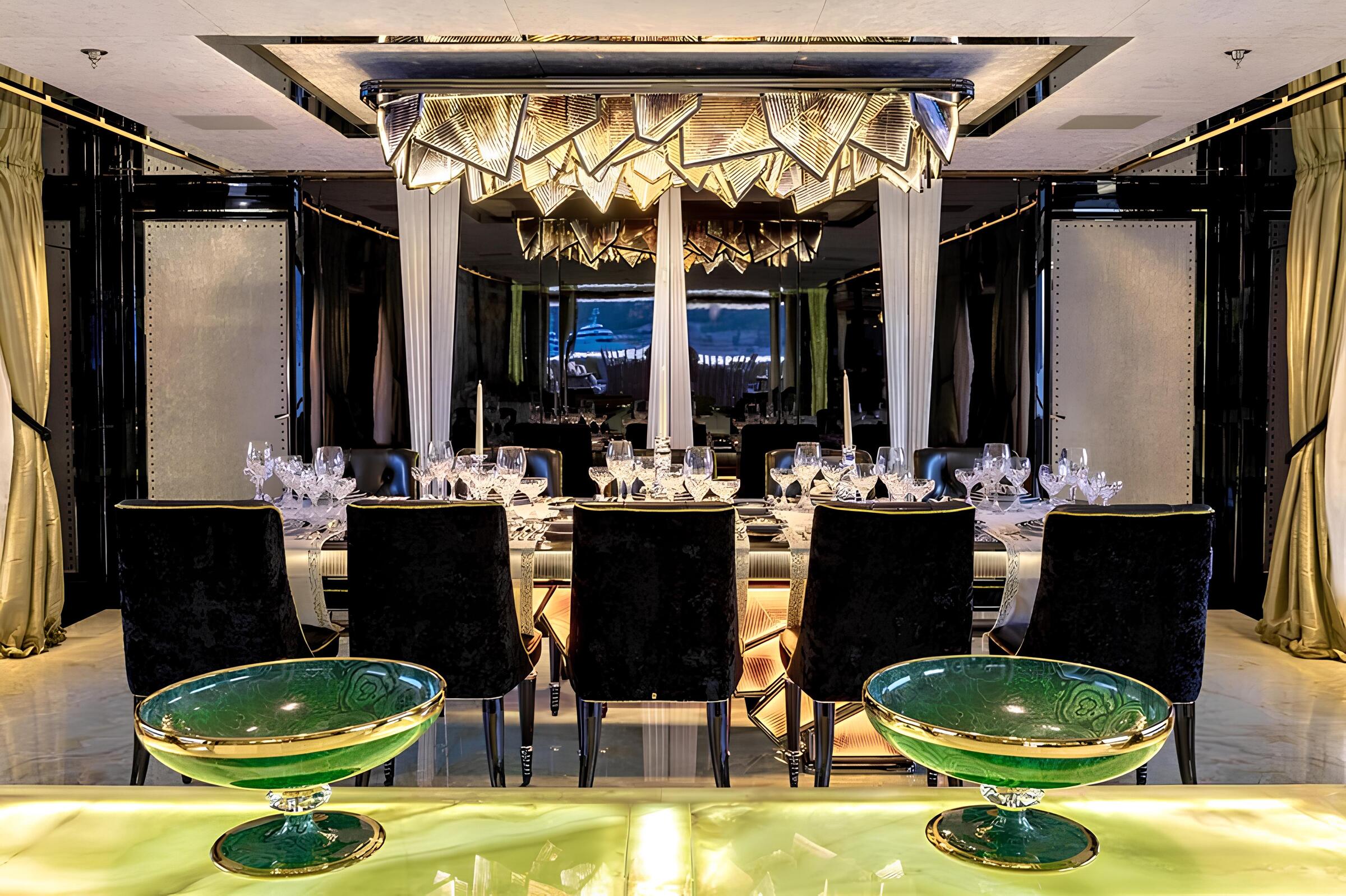 Обеденная зона в главном салоне/Main salon dining area