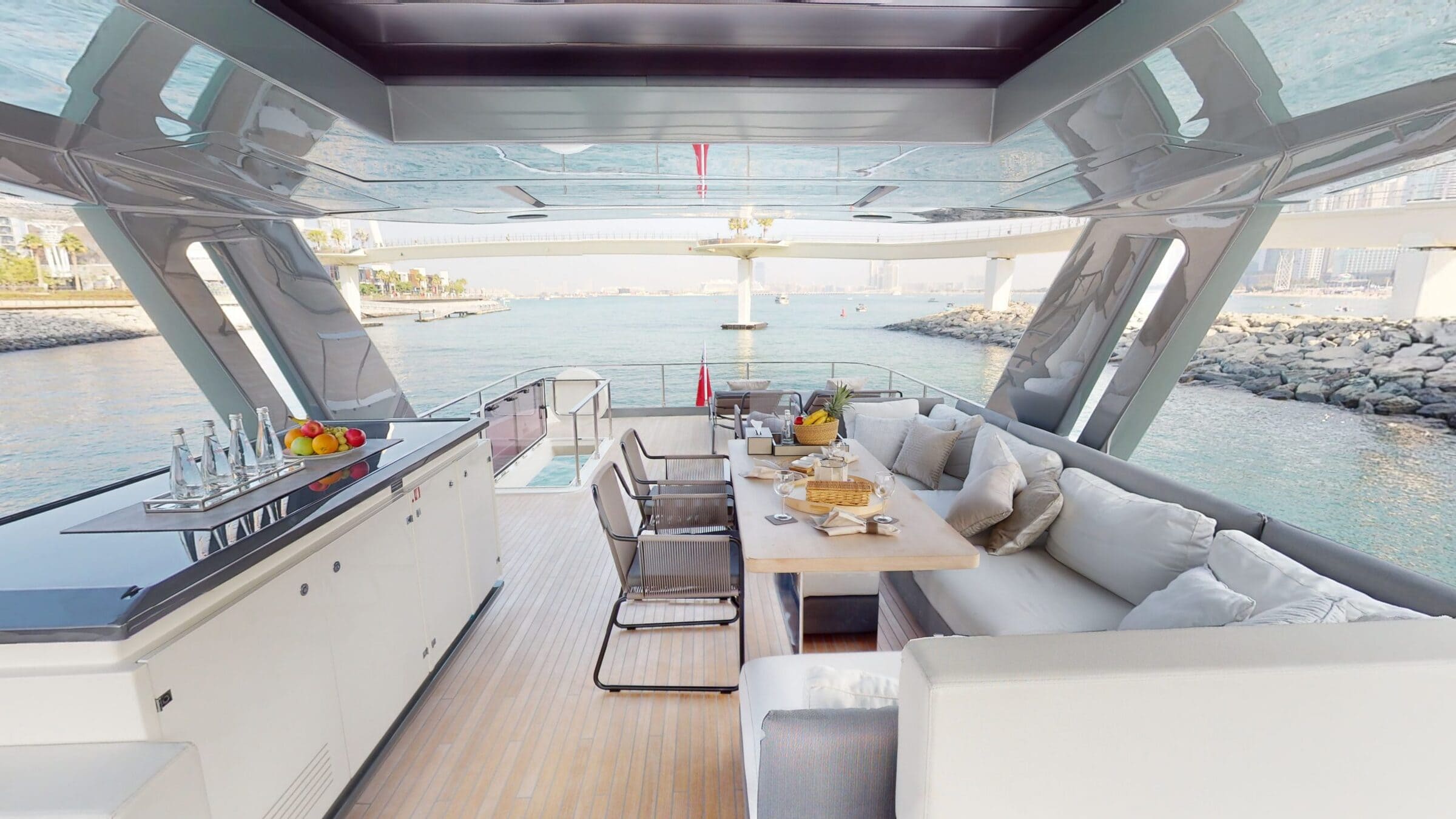 Обеденная зона на флайбридже/Flybridge dining area