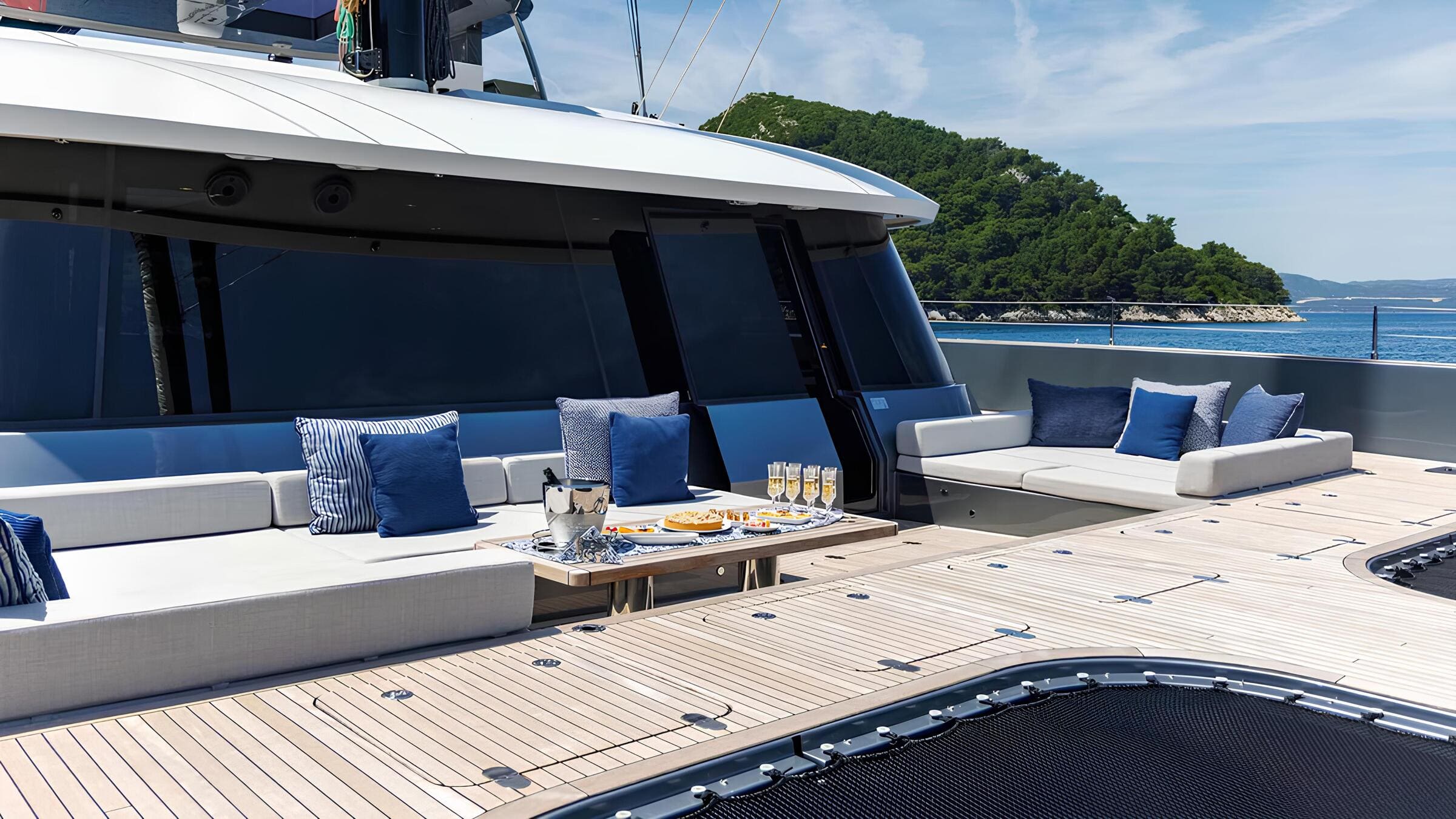 Зона отдыха на носу/Bow lounge area