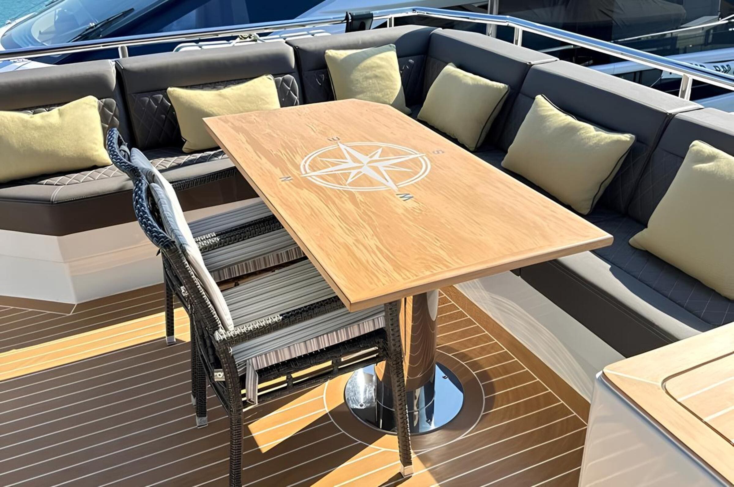 Обеденная зона на бридждеке/Bridgedeck dining area