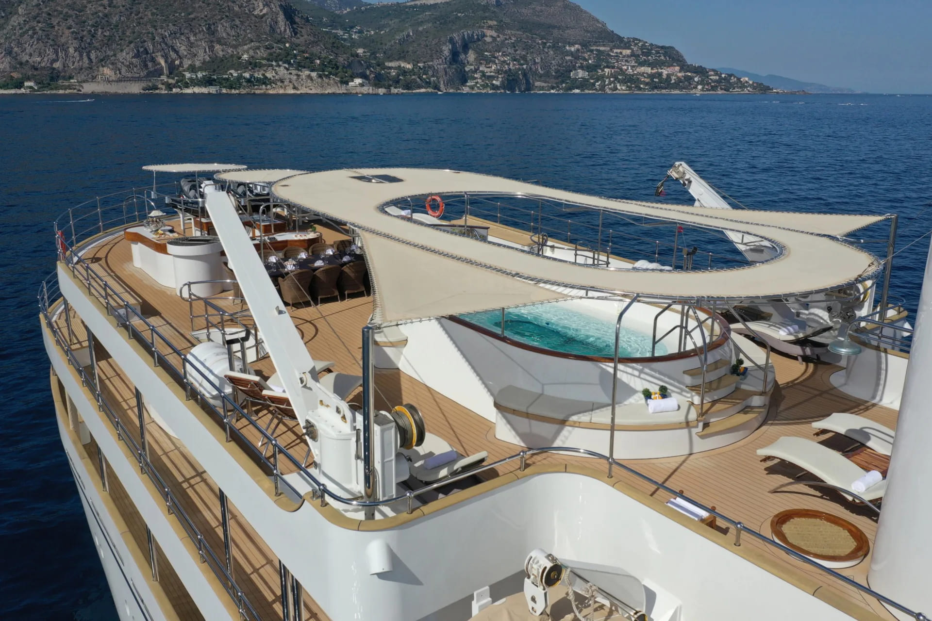 Зона отдыха на сандеке/Sundeck lounge area