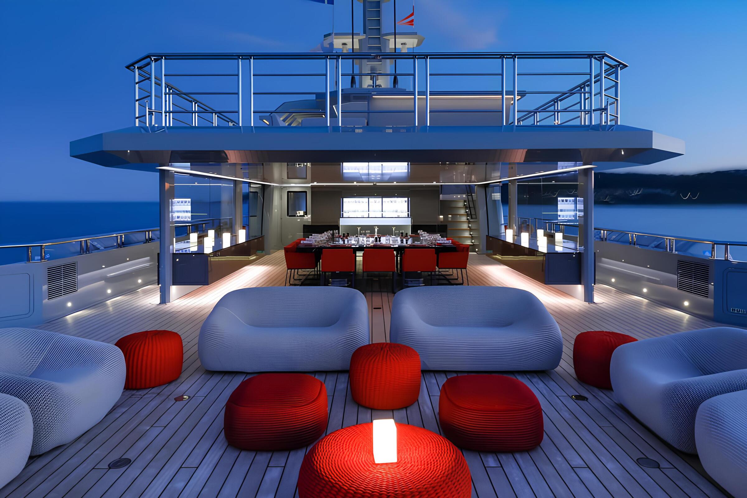 Зона отдыха на корме главной палубы/Aft main deck lounge area