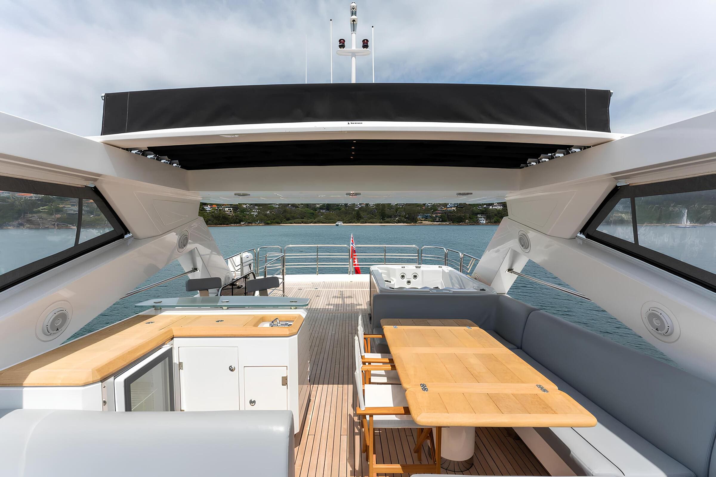 Обеденная зона на флайбридже/Flybridge dining area