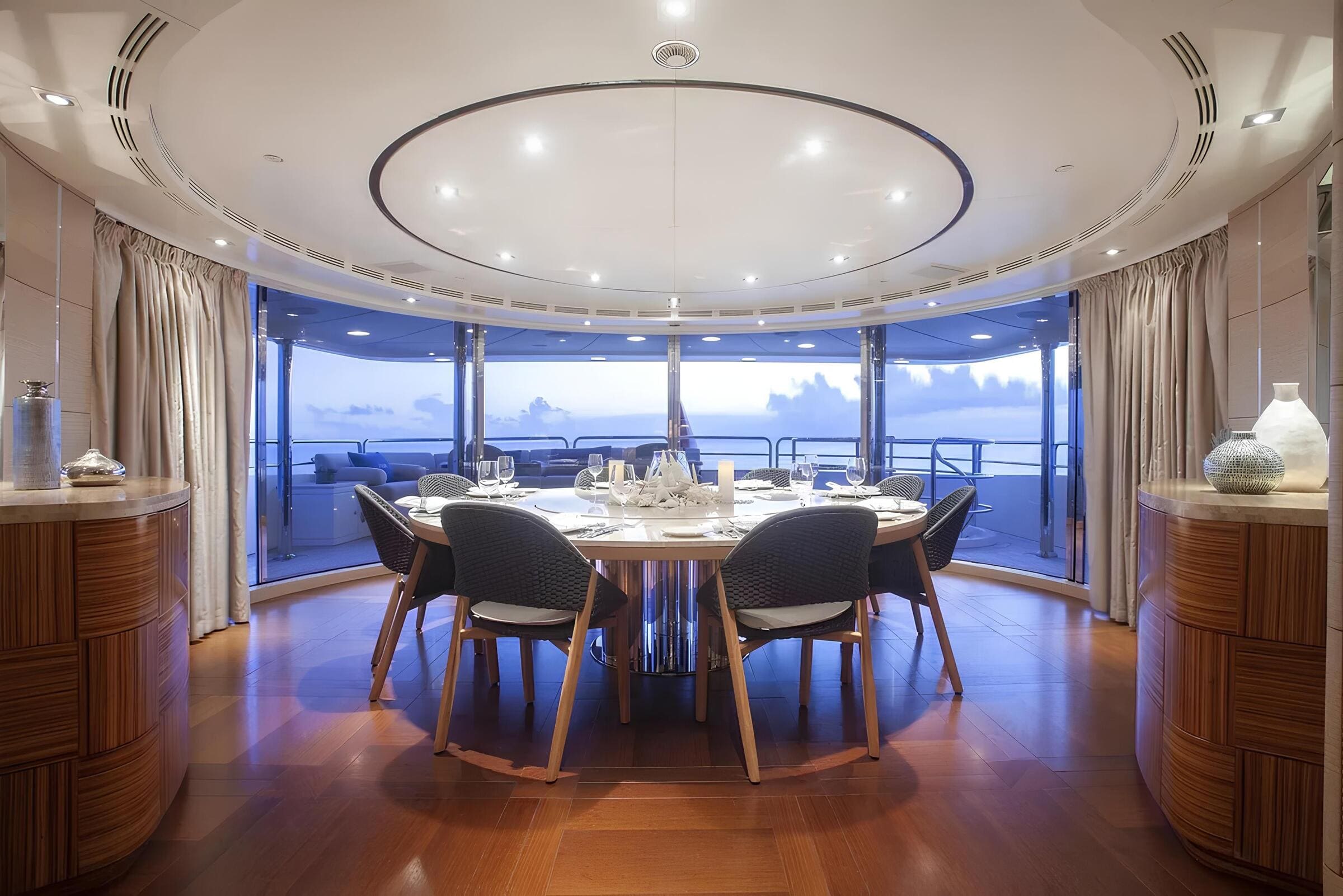 Обеденная зона в салоне на верхней палубе/Upper deck saloon dining area