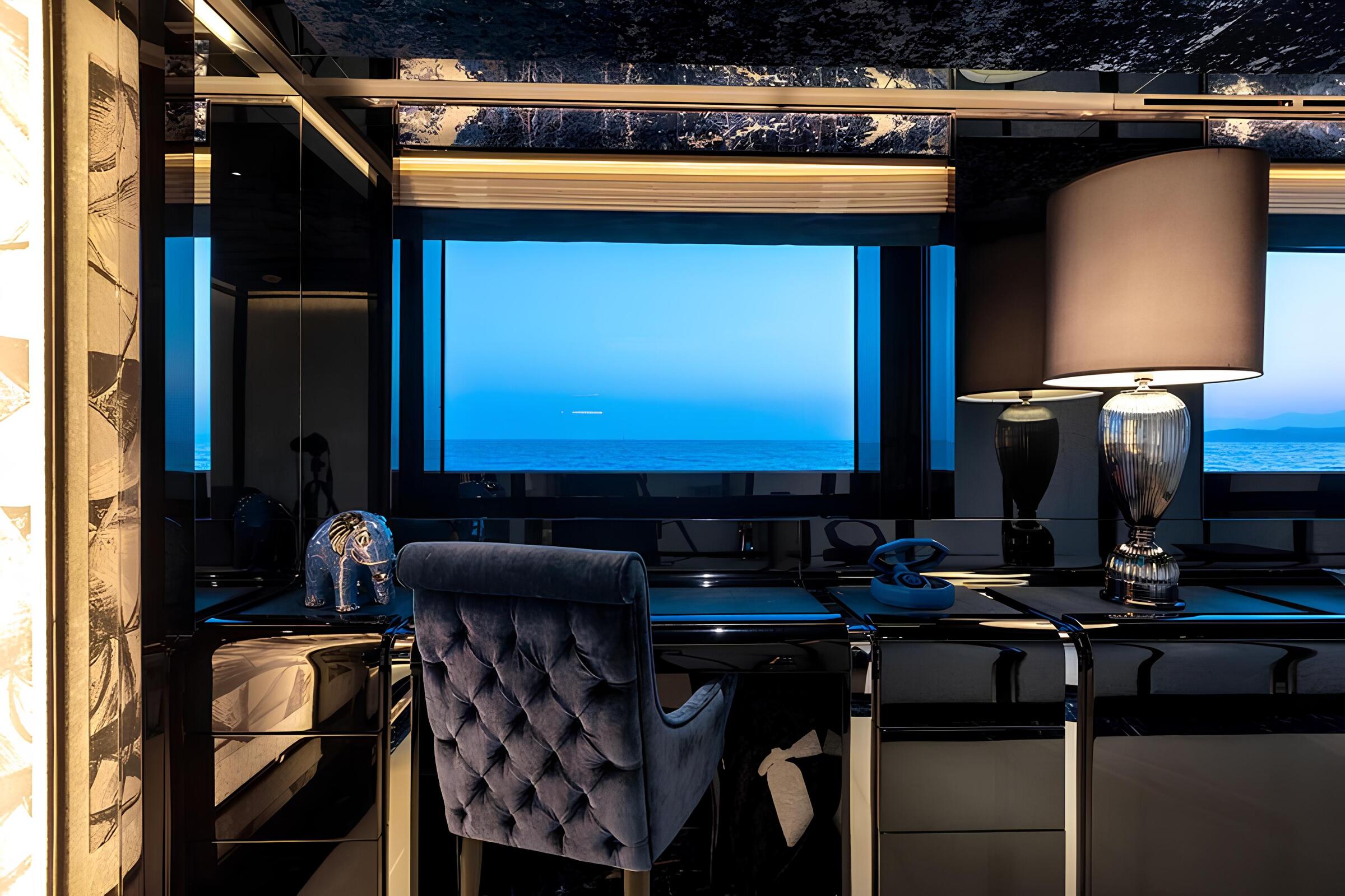 Рабочая зона в каюте владельца/Master cabin workspace