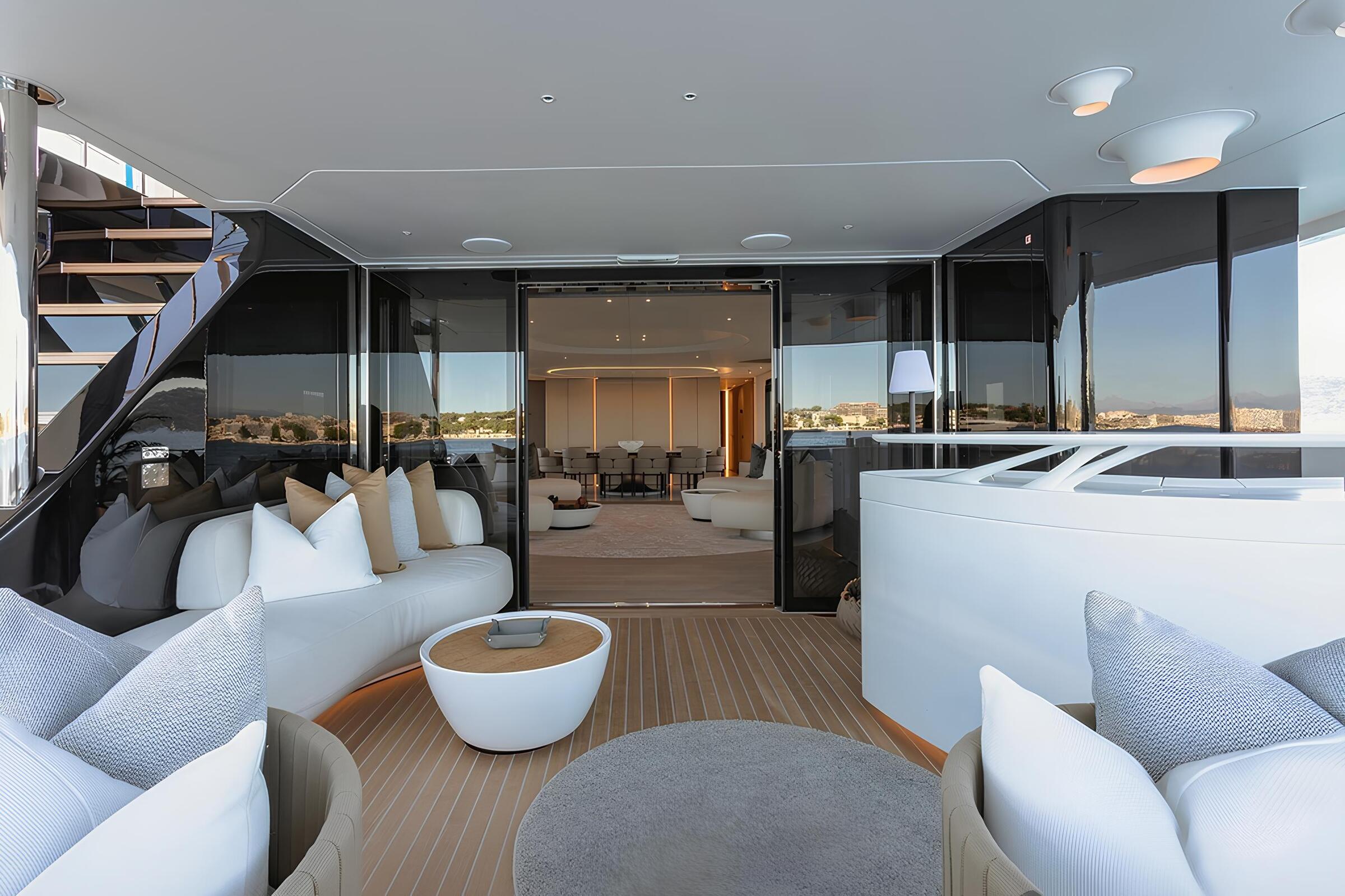 Зона отдыха на корме главной палубы/Aft main deck lounge area