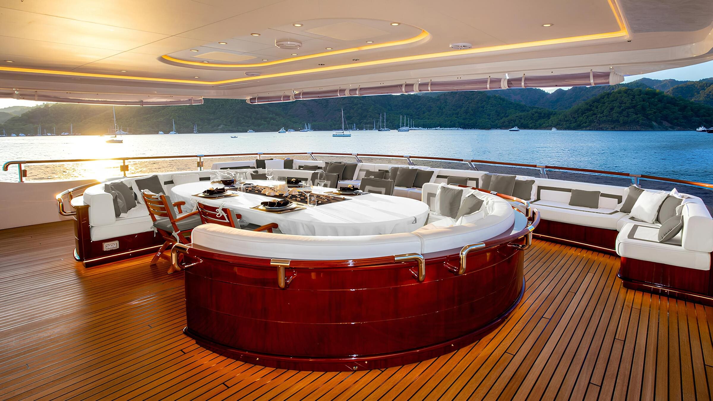 Обеденная зона на корме главной палубы/Aft main deck dining area