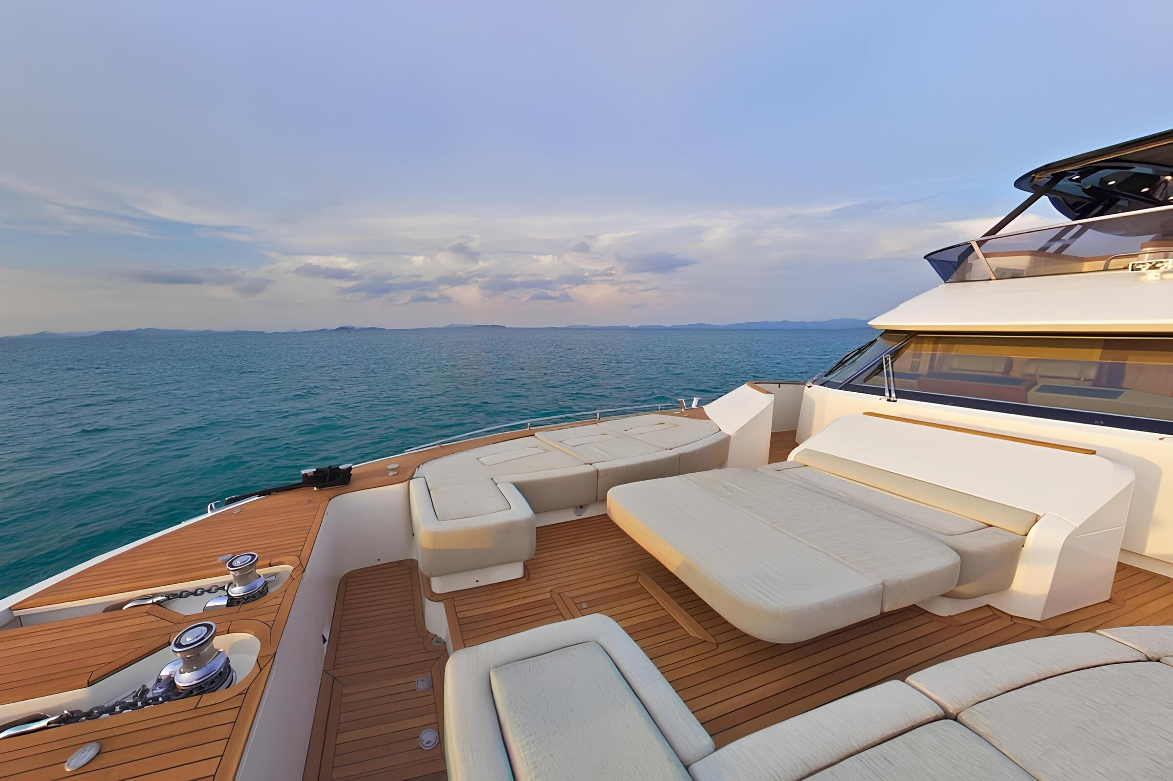 Зона отдыха на носу/Bow lounge area