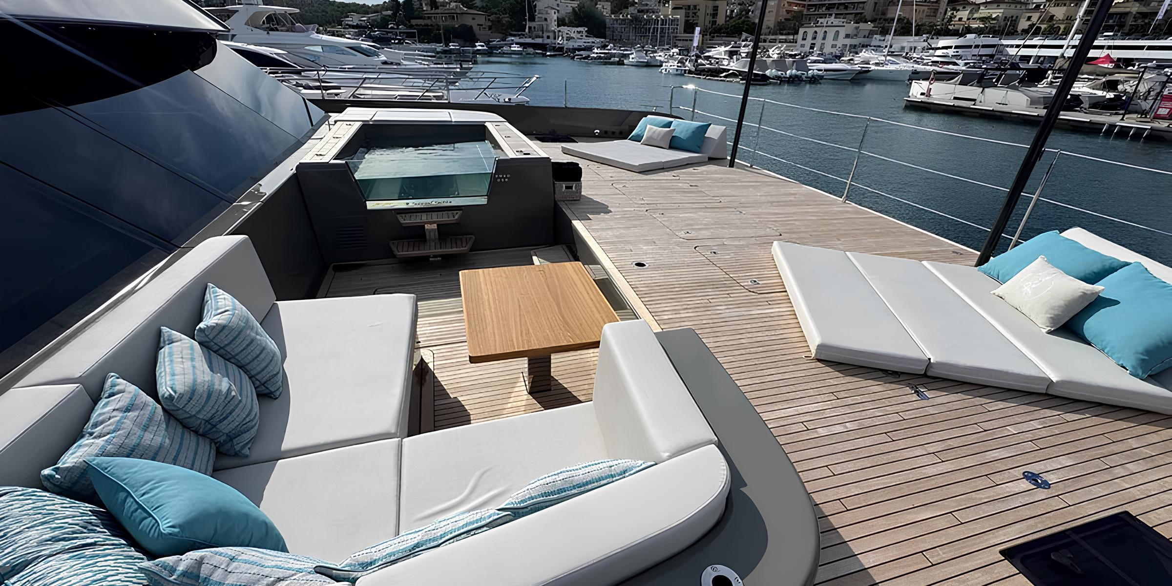 Зона отдыха на носу/Bow lounge area