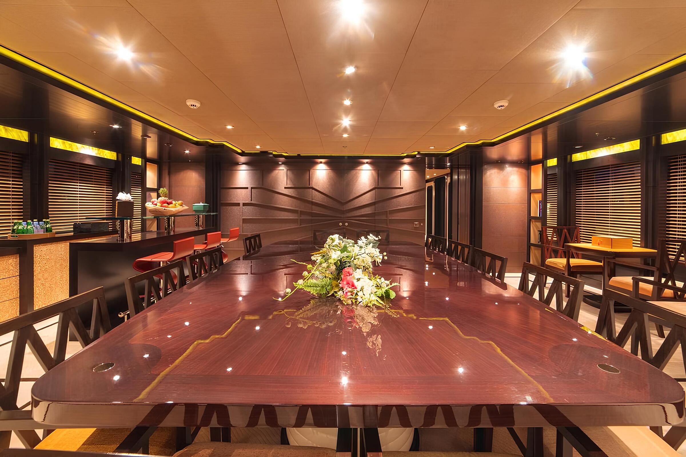 Обеденная зона в главном салоне/Main salon dining area