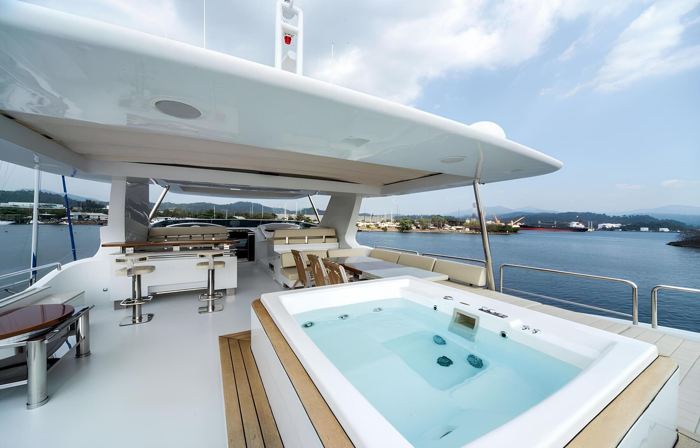 Джакузи на флайбридже/Flybridge jacuzzi