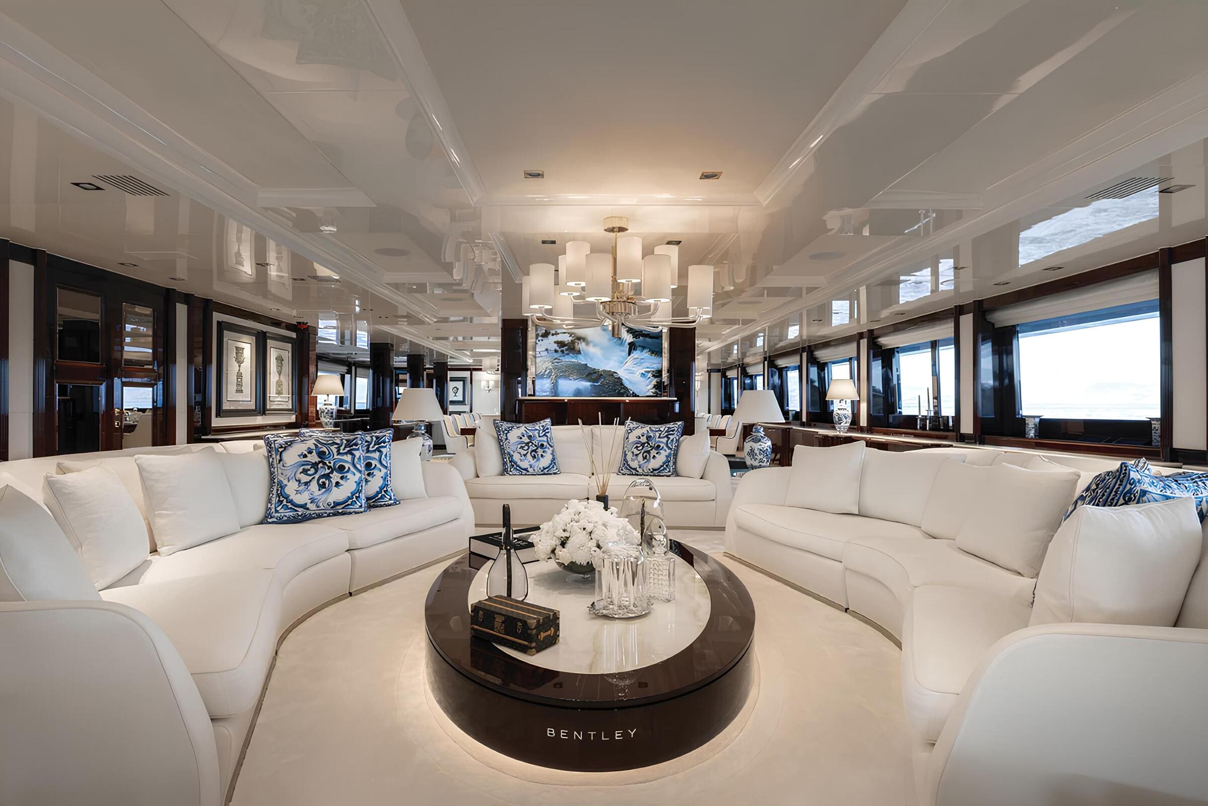 Зона отдыха в главном салоне/Main salon lounge area
