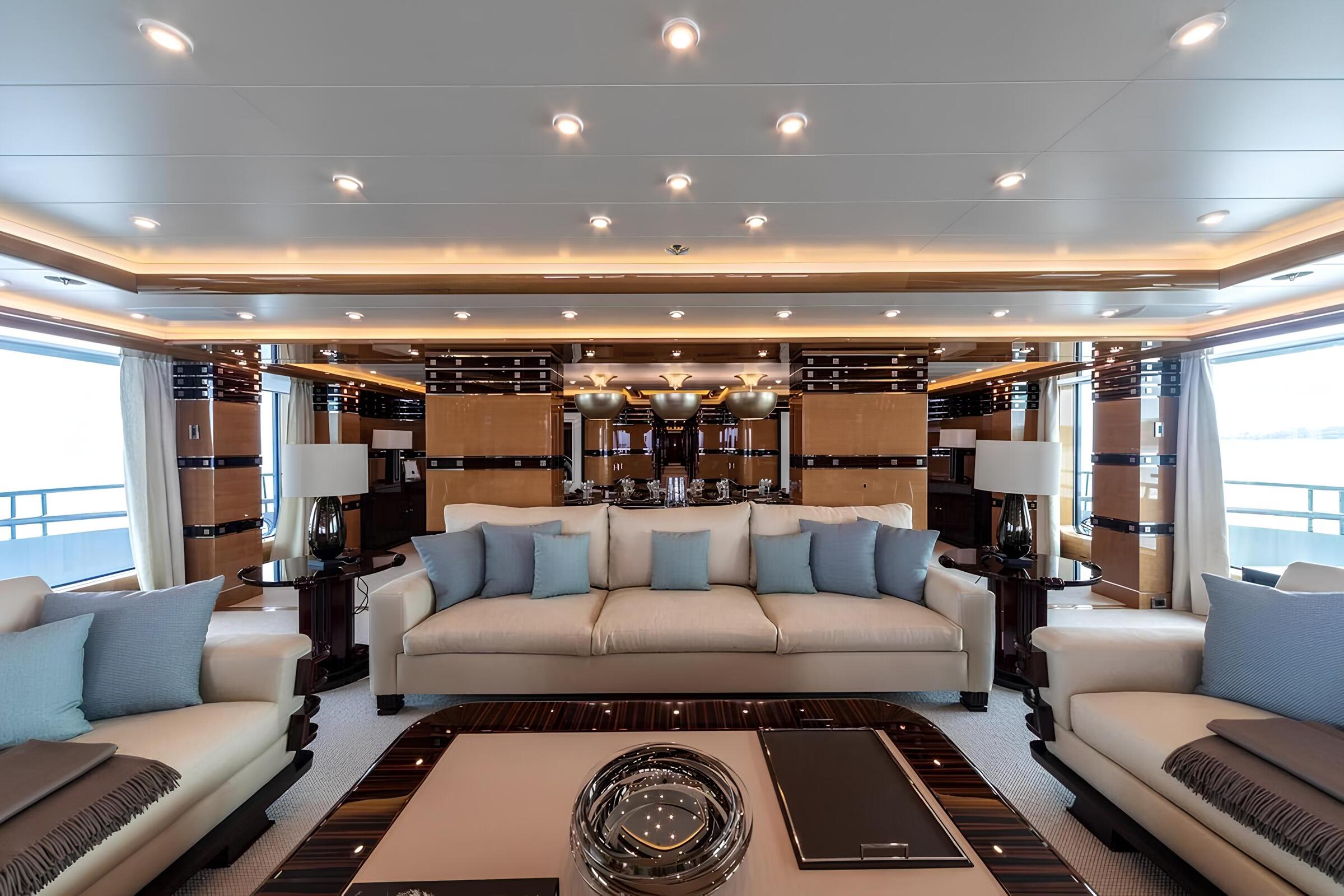 Зона отдыха в главном салоне/Main salon lounge area