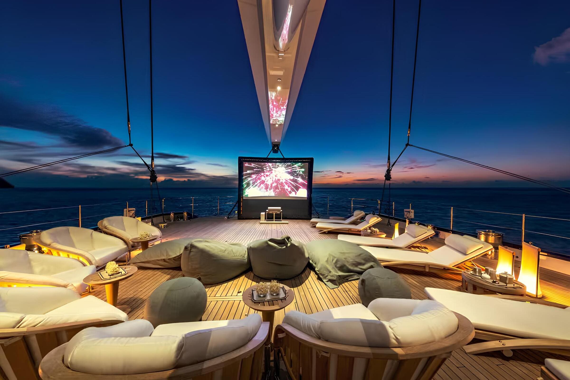 Зона отдыха на корме главной палубы/Aft main deck lounge area