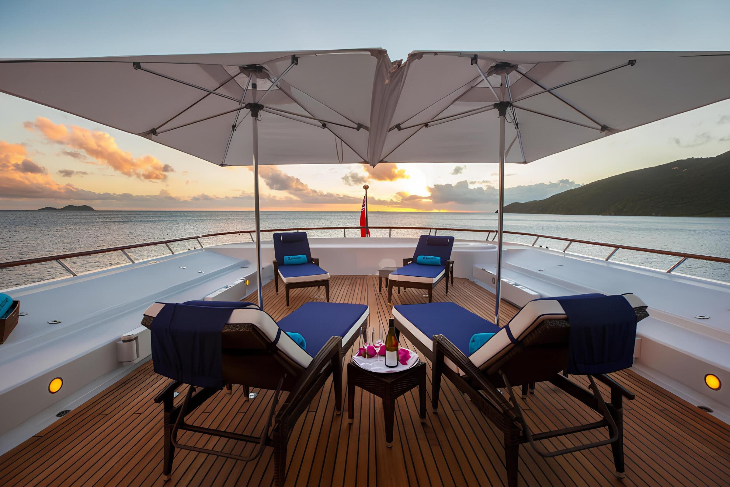 Зона отдыха на корме верхней палубы/Aft upper deck lounge area