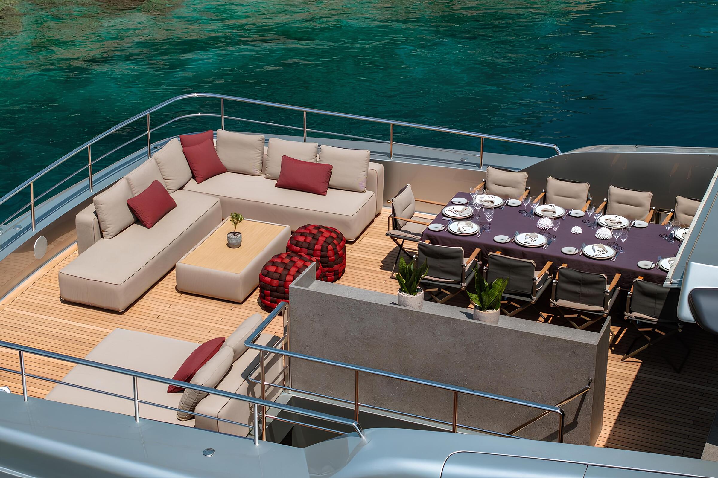 Зона отдыха на корме верхней палубы/Aft upper deck lounge area