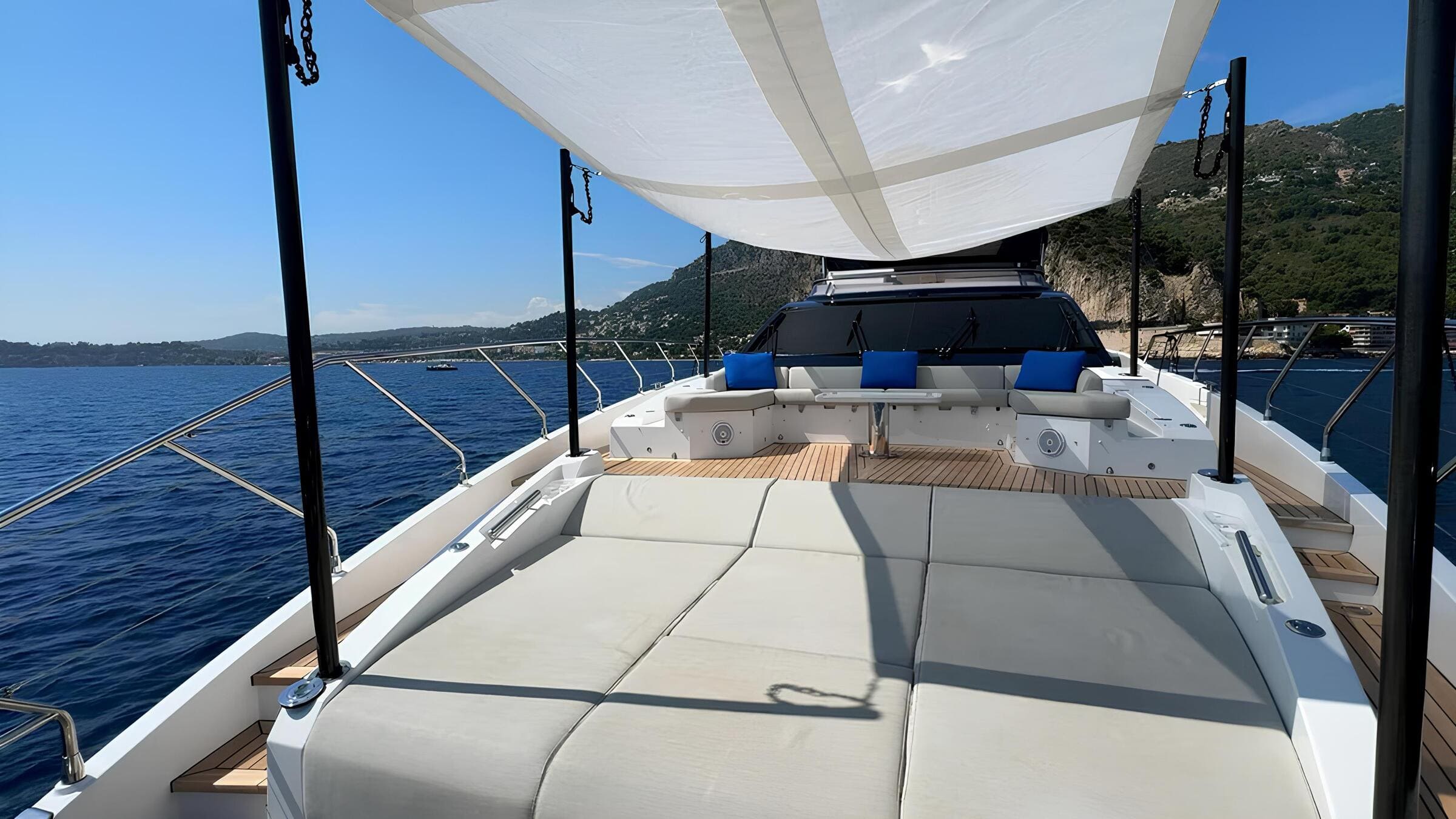Зона для загорания на носу/Bow sunbathing area