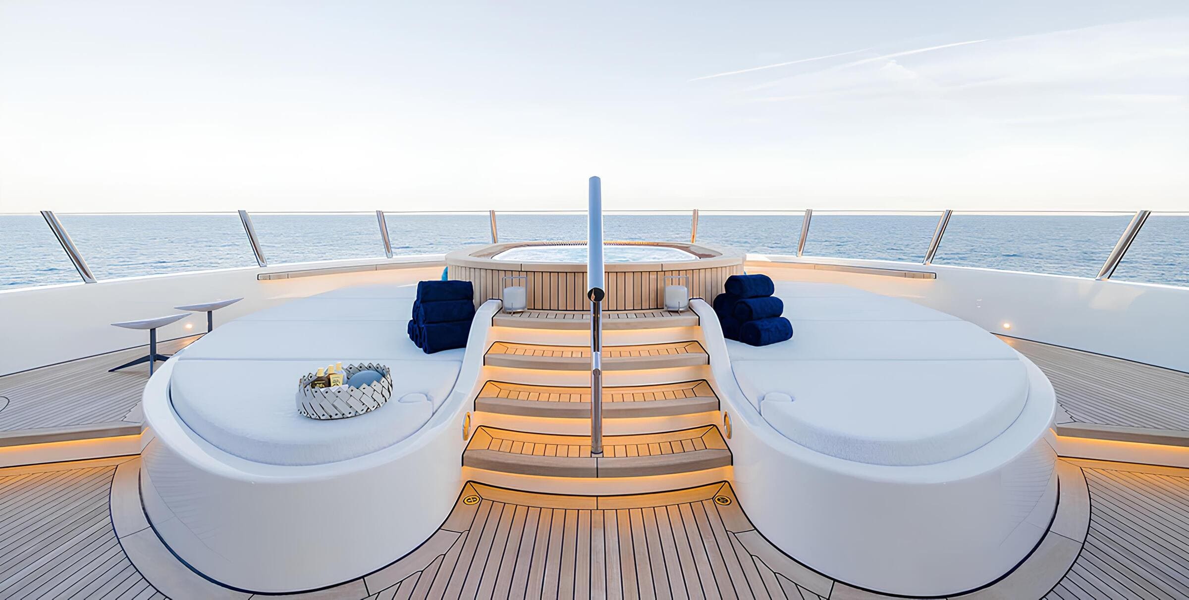 Зона отдыха на носу/Bow lounge area
