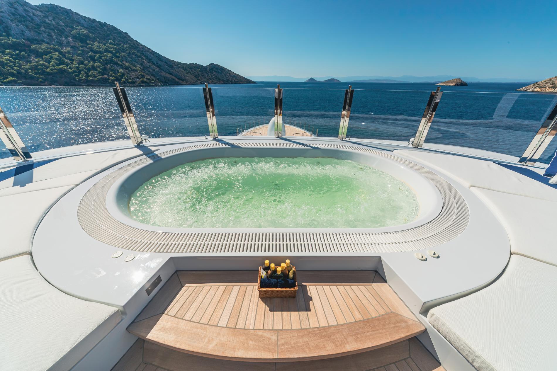 Джакузи на корме бридждека/Aft bridgedeck jacuzzi