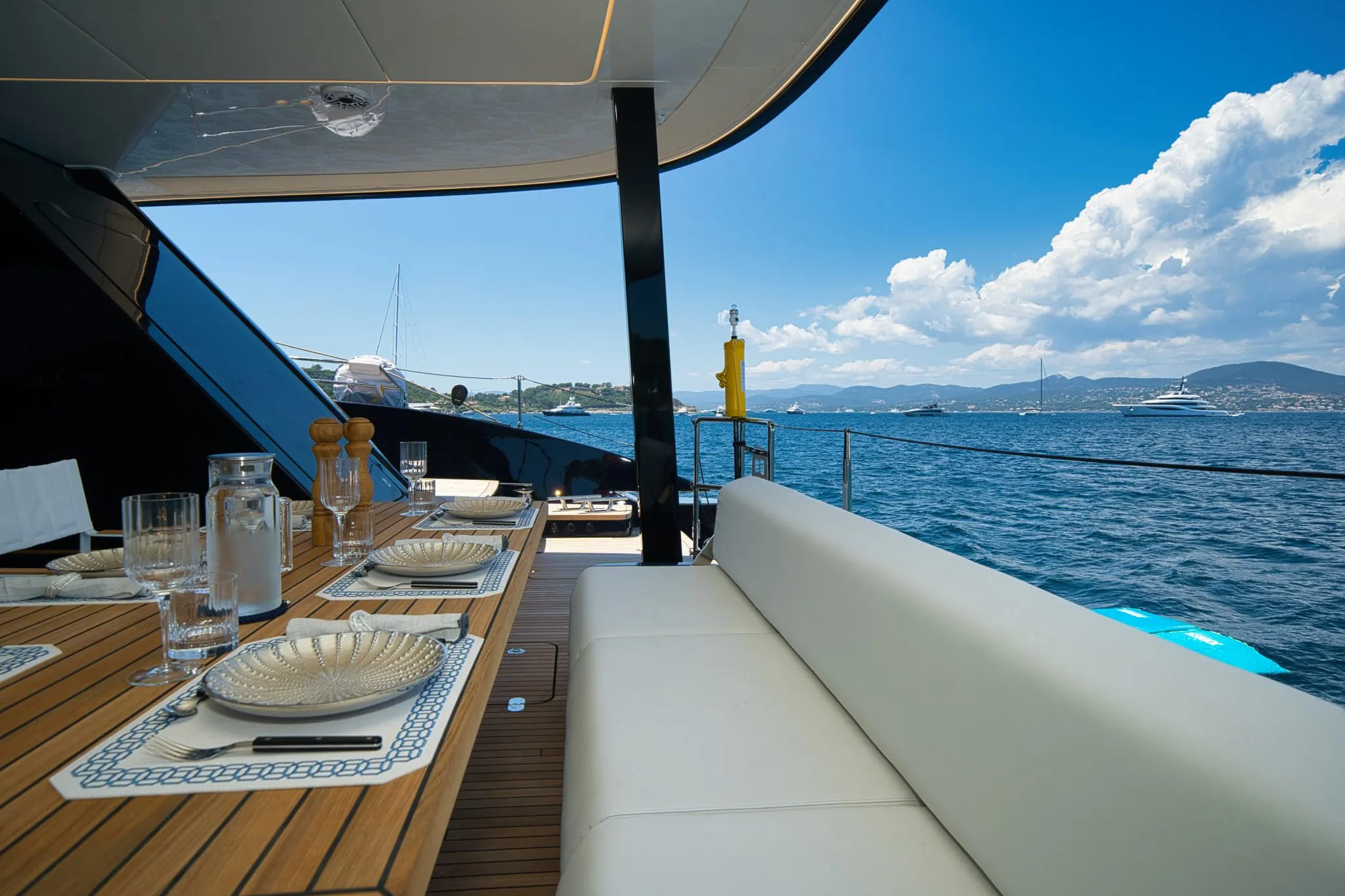 Обеденная зона в кокпите/Cockpit dining area