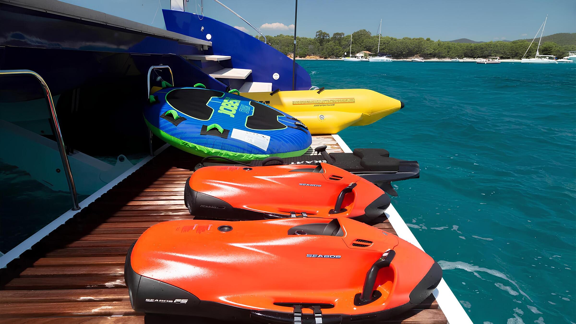 Плавательная платформа и водные игрушки/Swimming platform and water toys