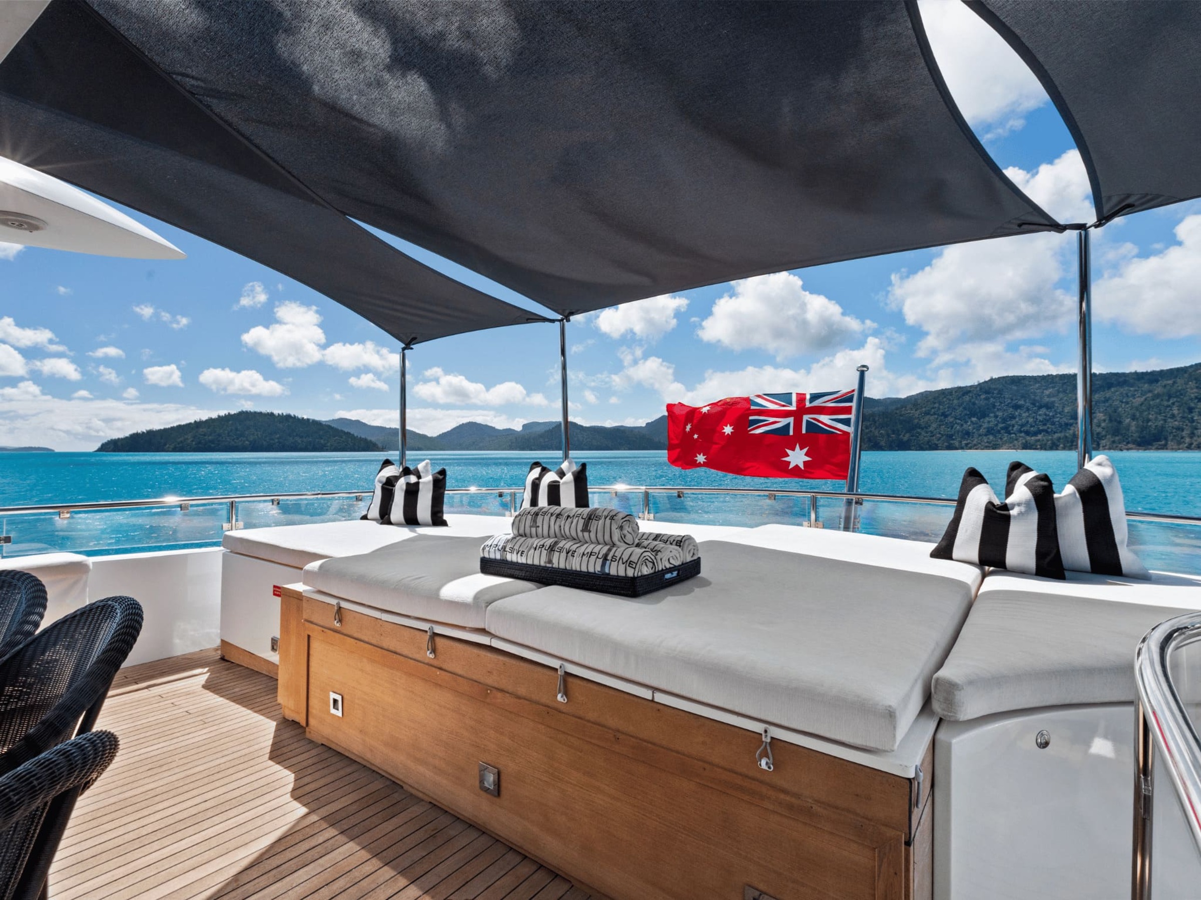 Зона отдыха на корме верхней палубы/Aft upper deck lounge area