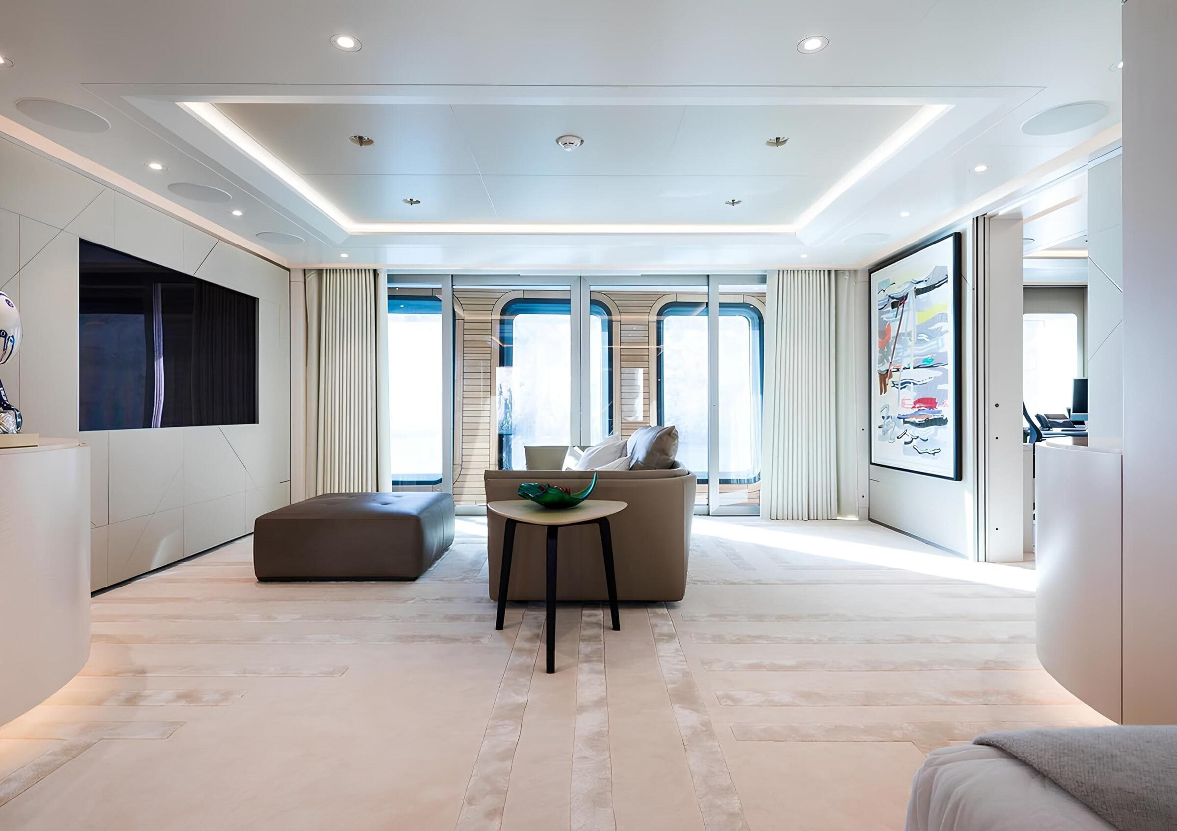 Зона отдыха в каюте владельца/Master cabin lounge area