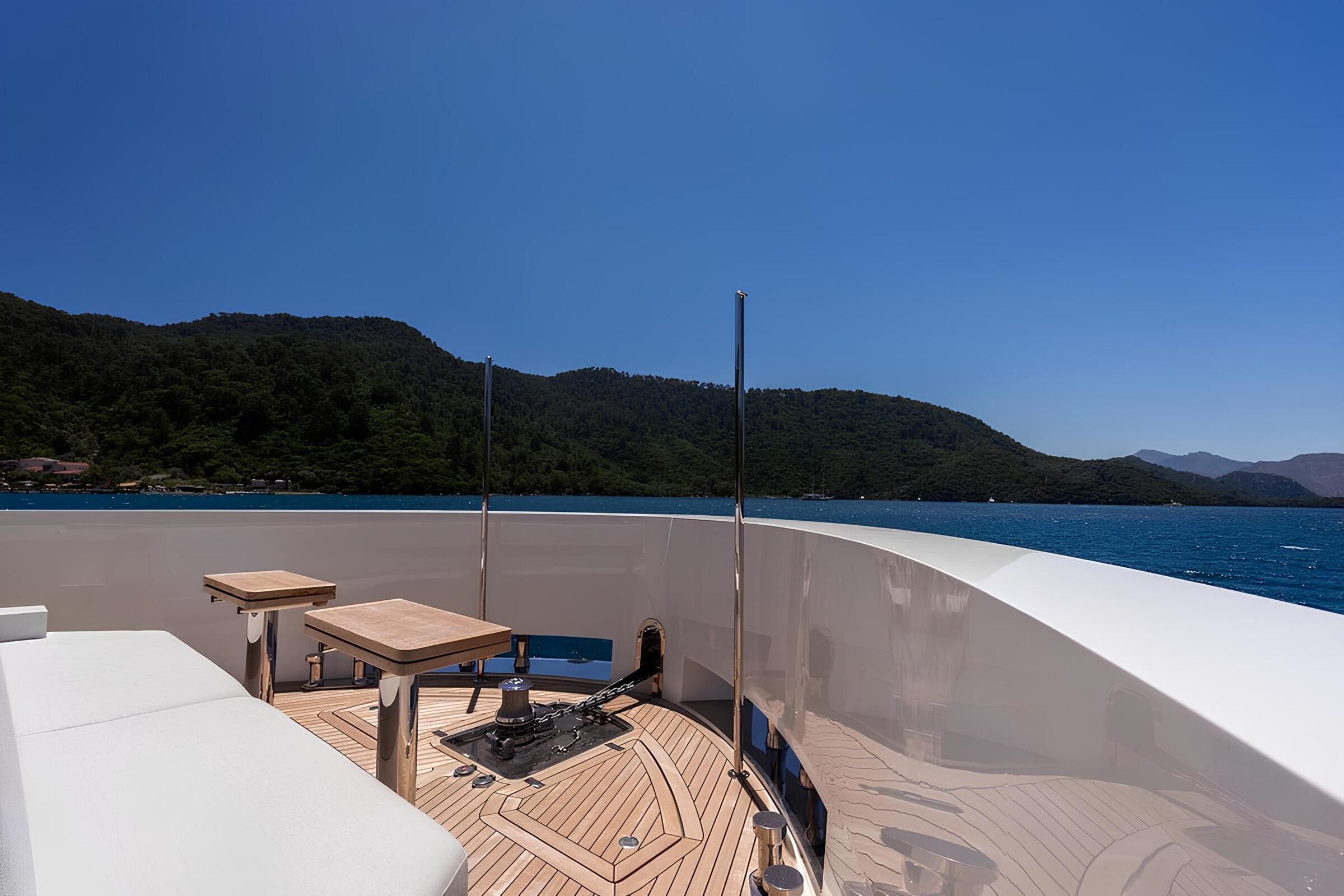 Зона отдыха на носу/Bow lounge area