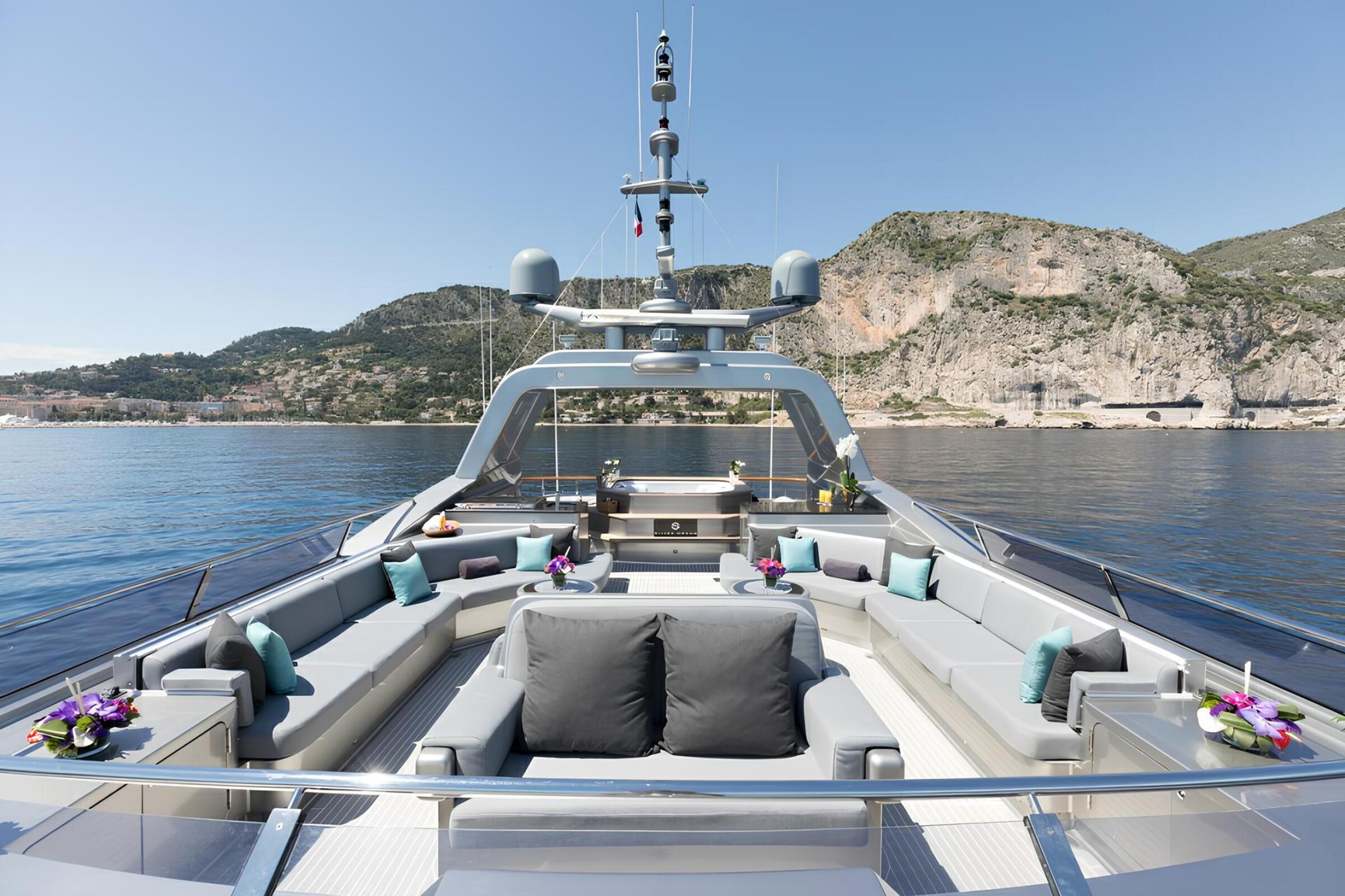 Зона отдыха на сандеке/Sundeck lounge area