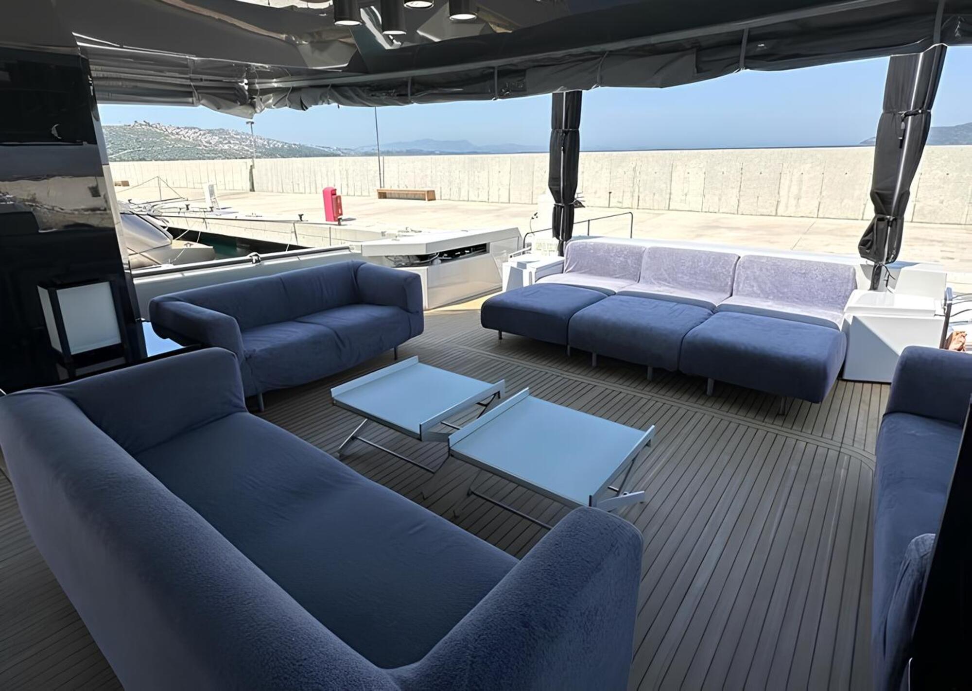 Зона отдыха на корме главной палубы/Aft main deck lounge area