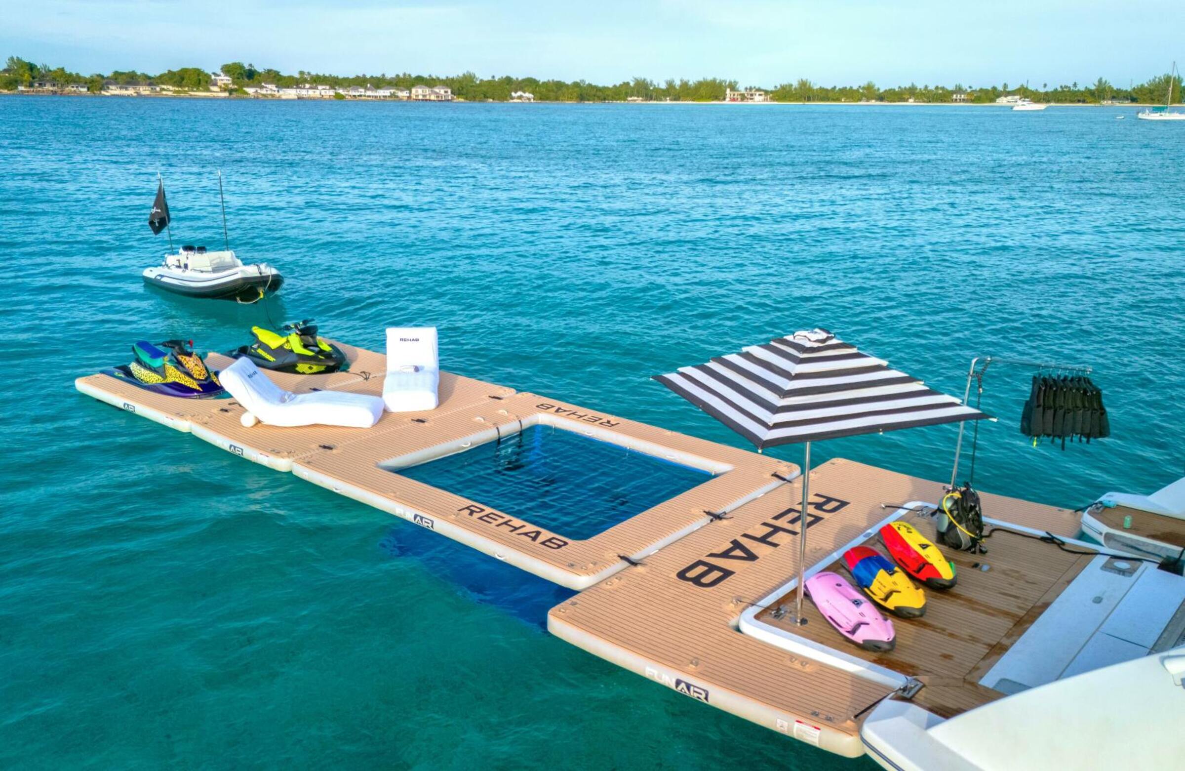 Плавательная платформа и водные игрушки/Swimming platform and water toys