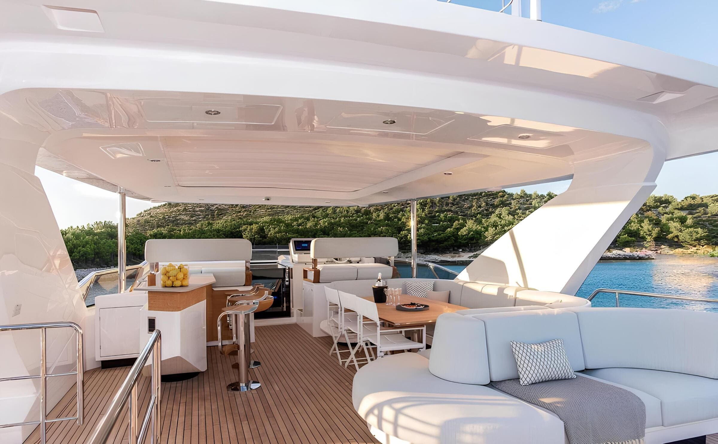 Зона отдыха на флайбридже/Flybridge lounge area