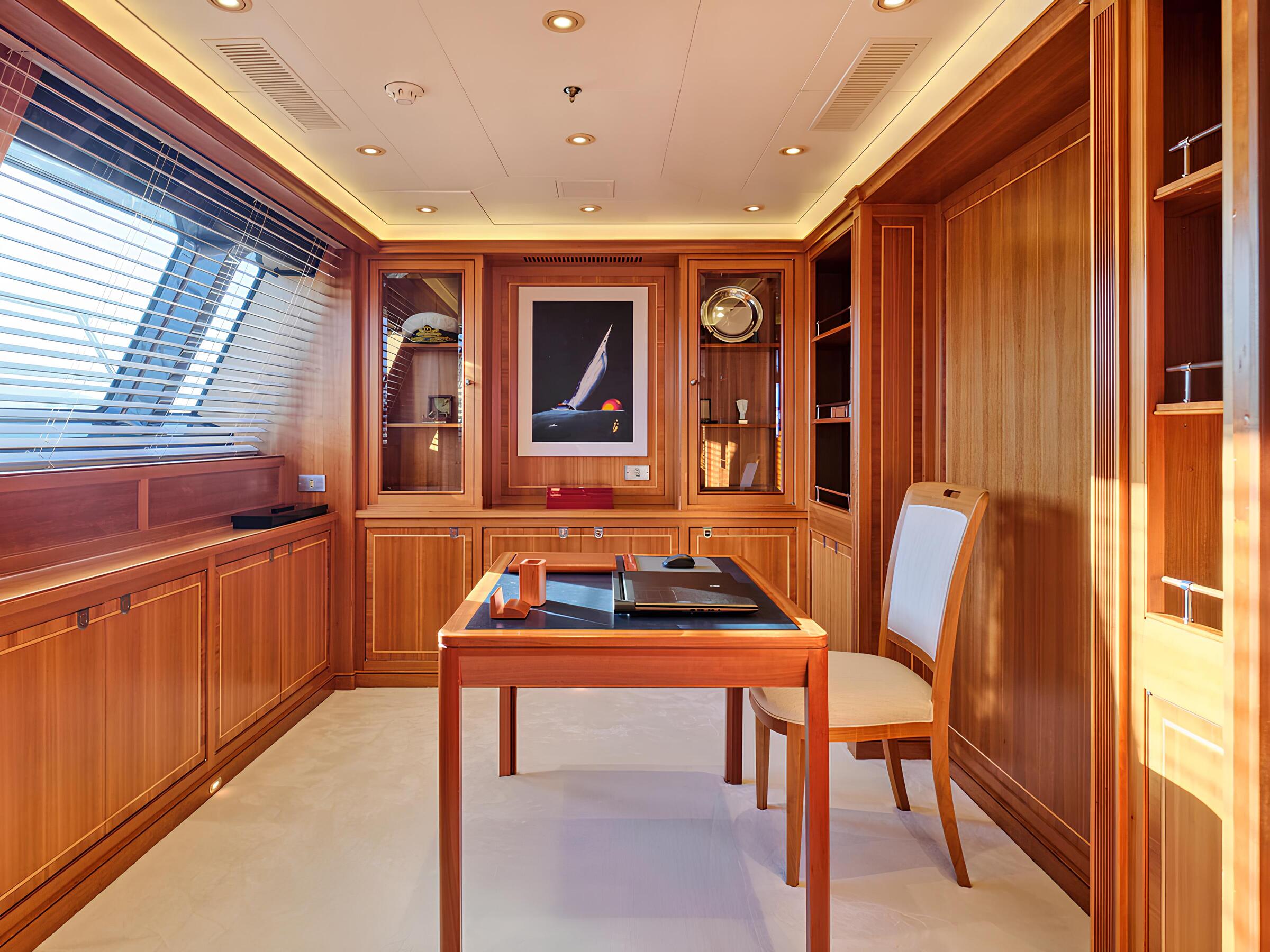 Кабинет в каюте владельца/Office in the master cabin