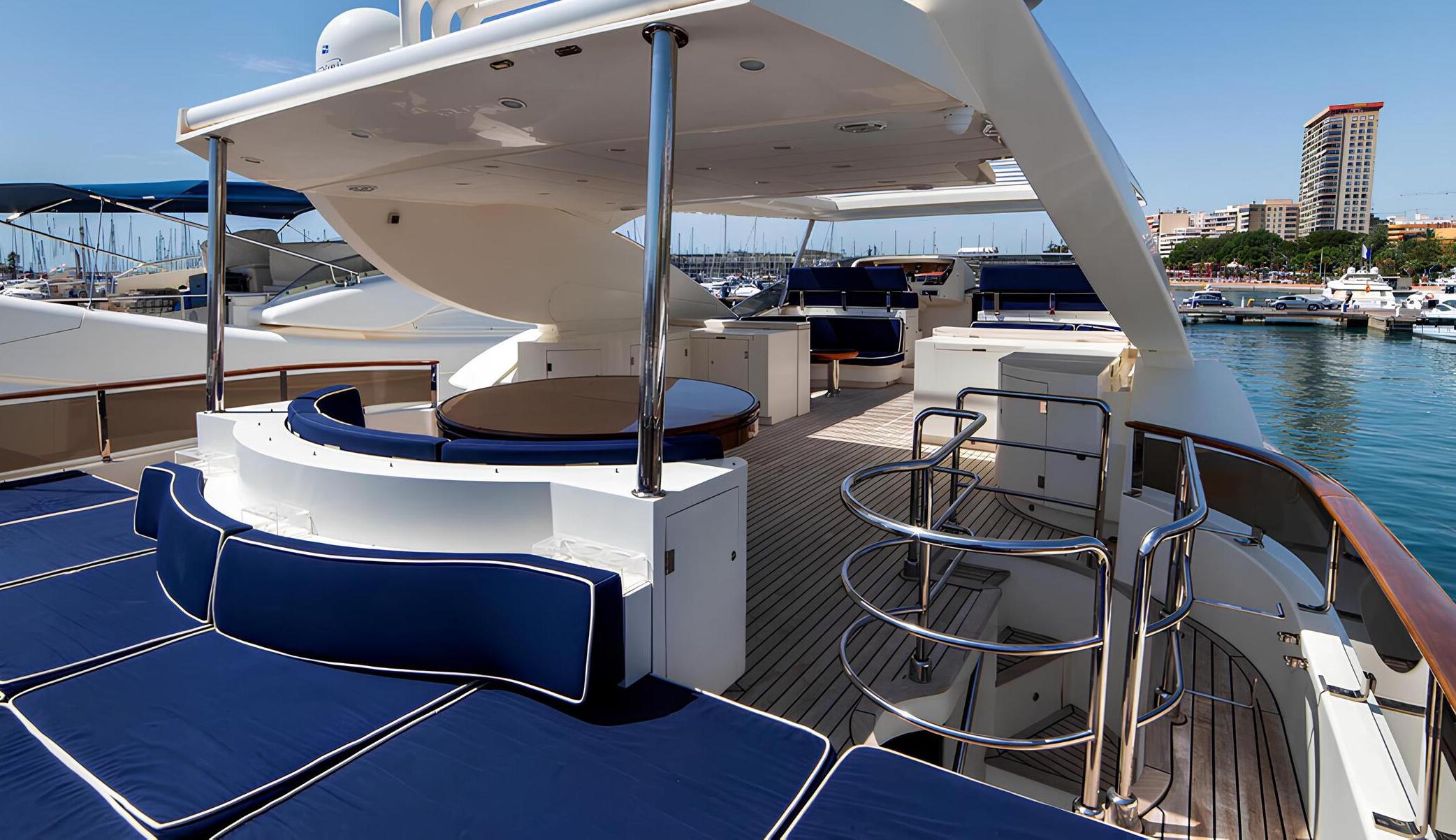 Зона для загорания в кормовой части флайбриджа/Flybridge aft sunbathing area