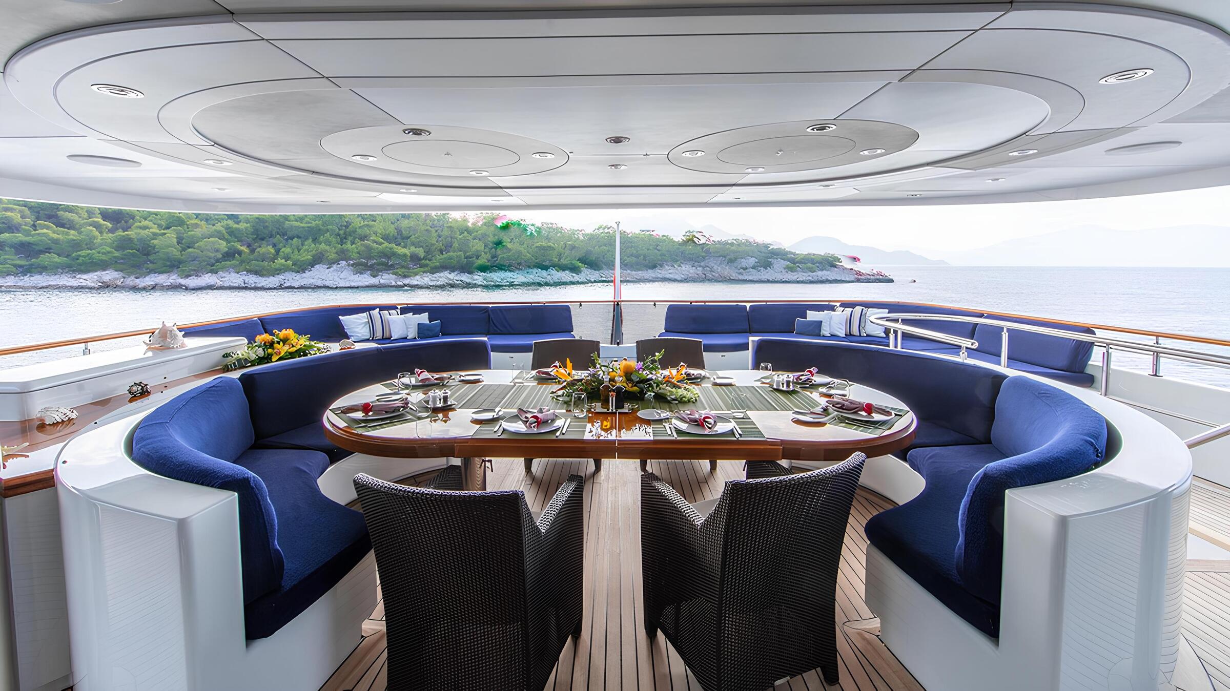 Обеденная зона на корме верхней палубы/Aft upper deck dining area