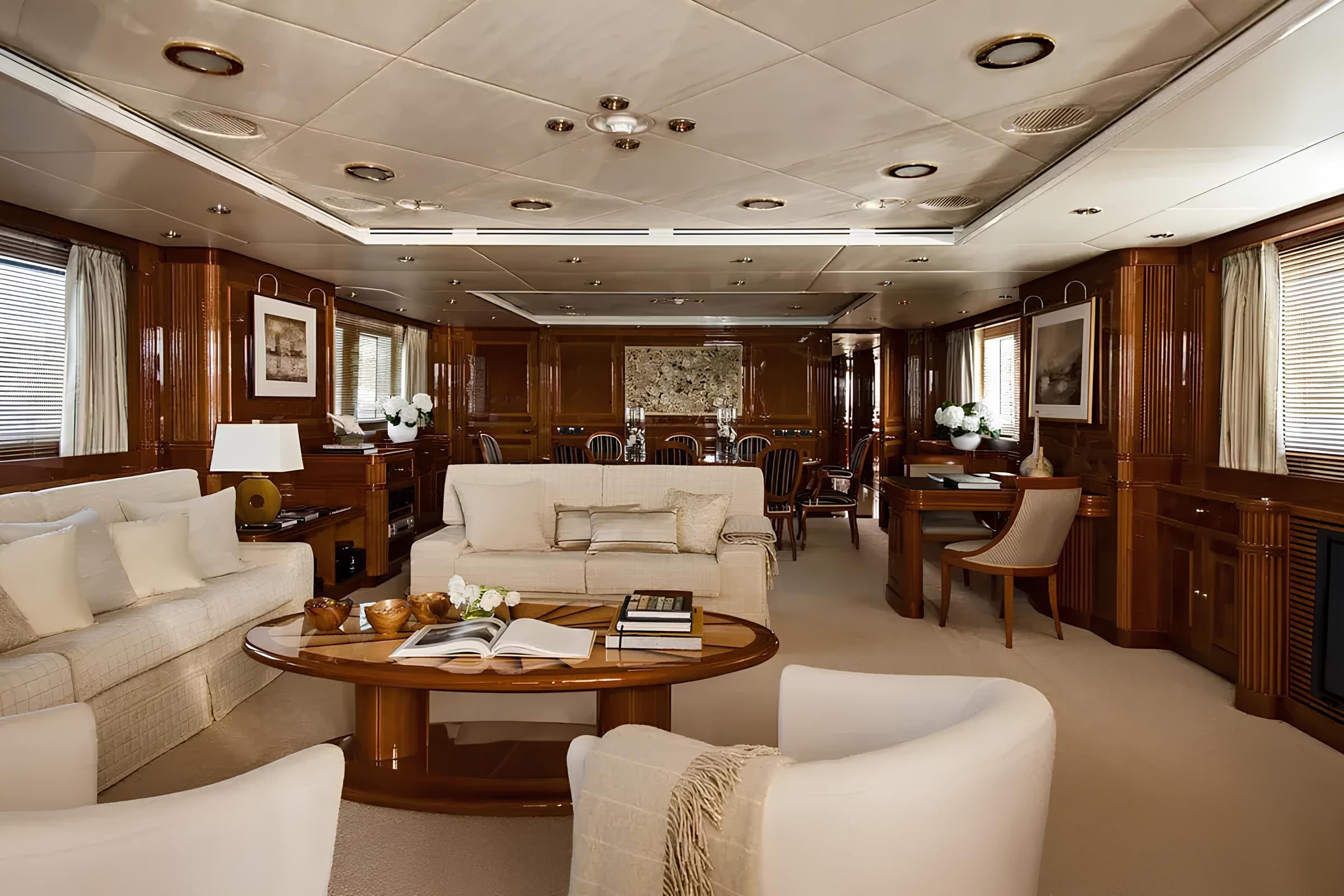 Зона отдыха в главном салоне/Main salon lounge area