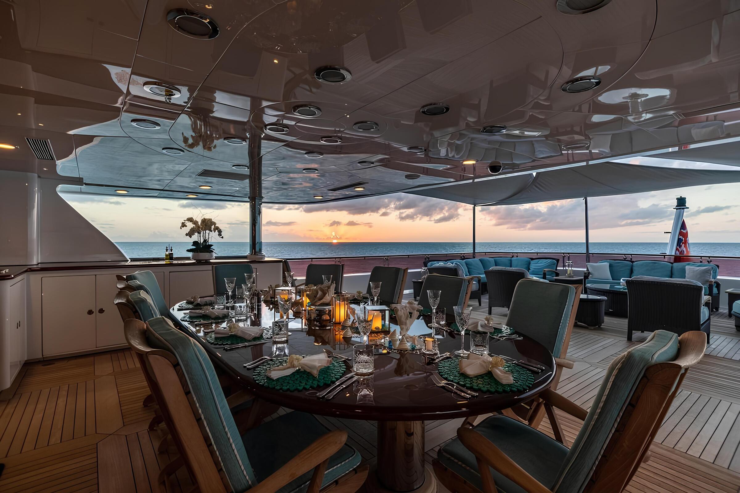 Обеденная зона на корме верхней палубы/Aft upper deck dining area