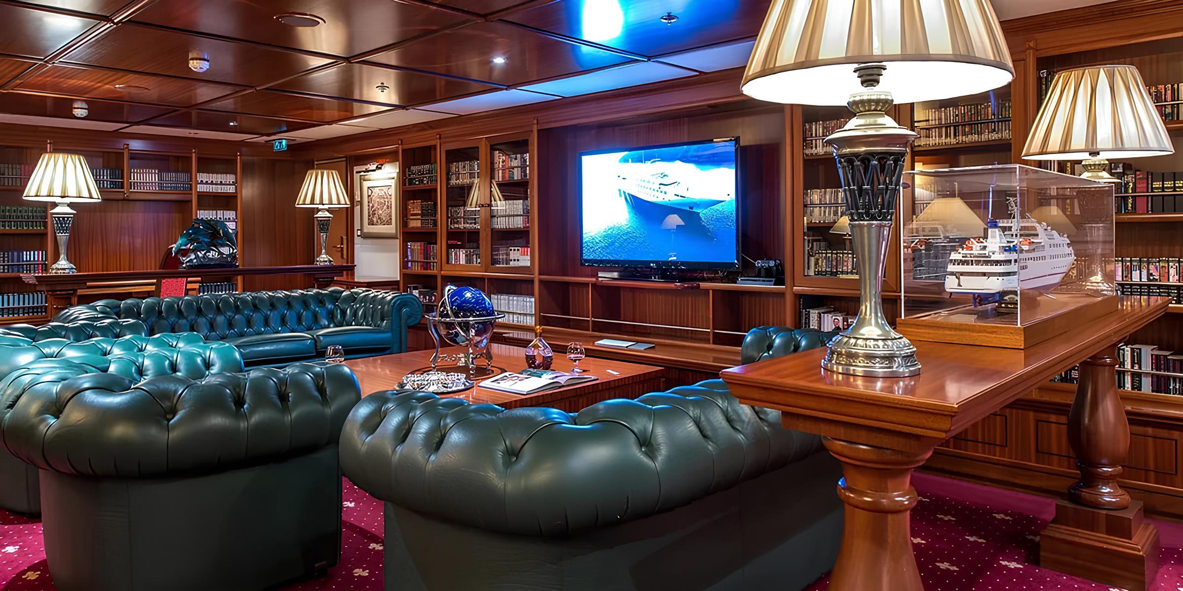 Лобби на нижней палубе/Lower deck lobby