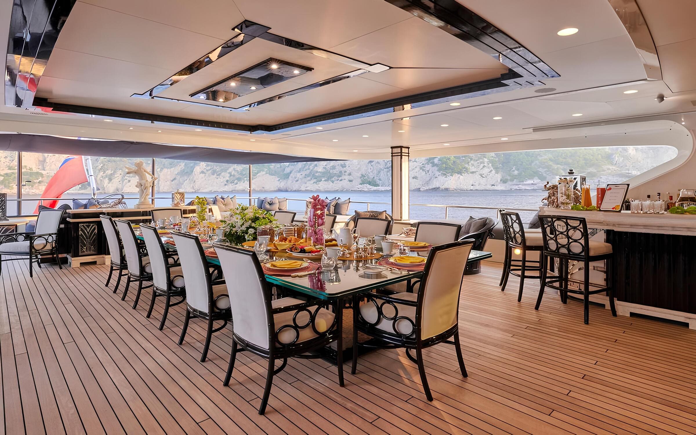 Обеденная зона на корме верхней палубы/Aft upper deck dining area