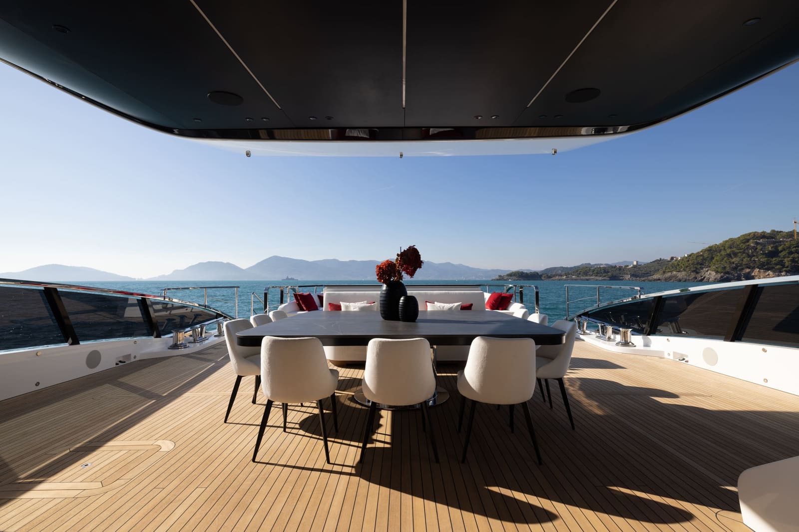 Обеденная зона на главной палубе/Dining area on the main deck