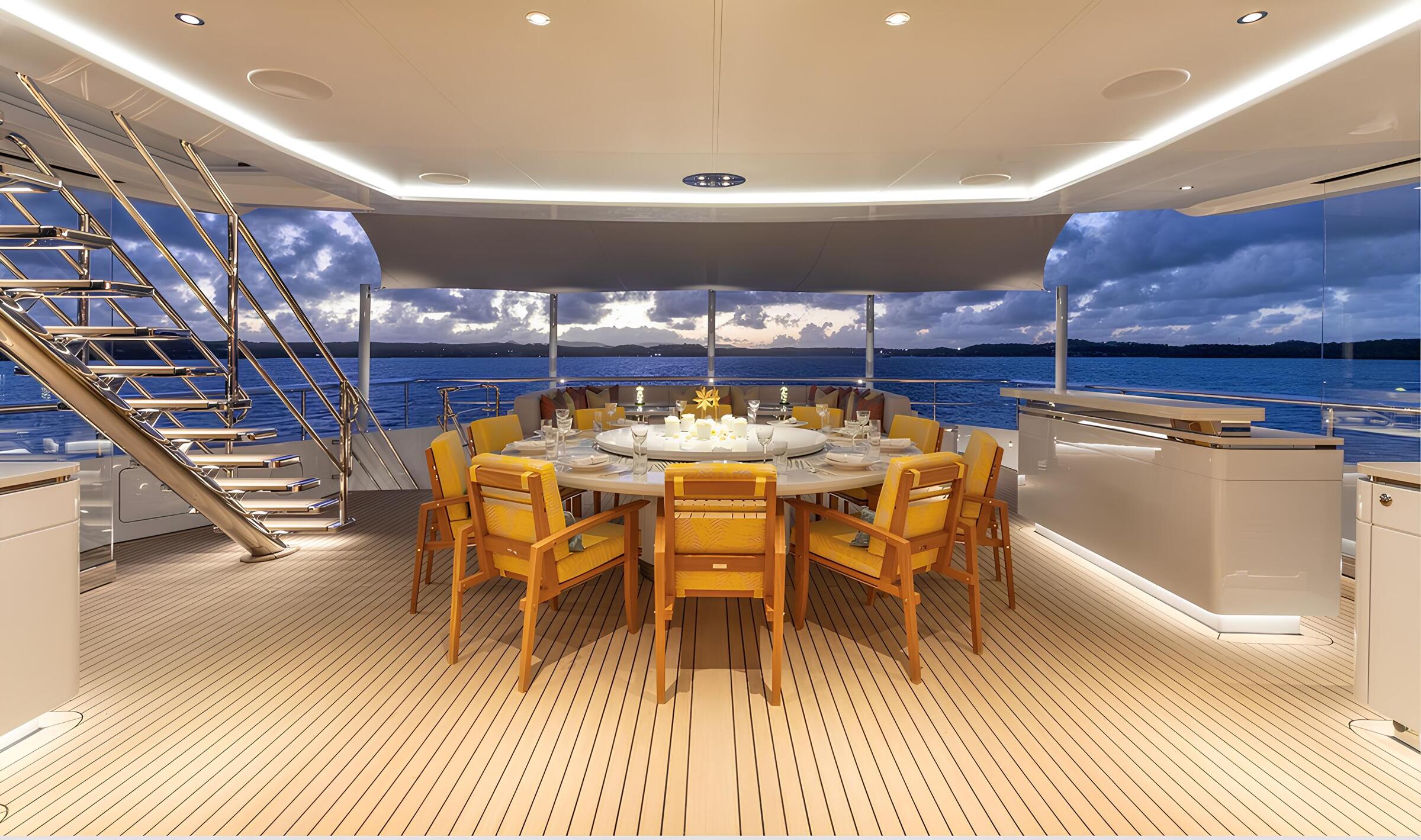 Обеденная зона на корме верхней палубы/Aft upper deck dining area
