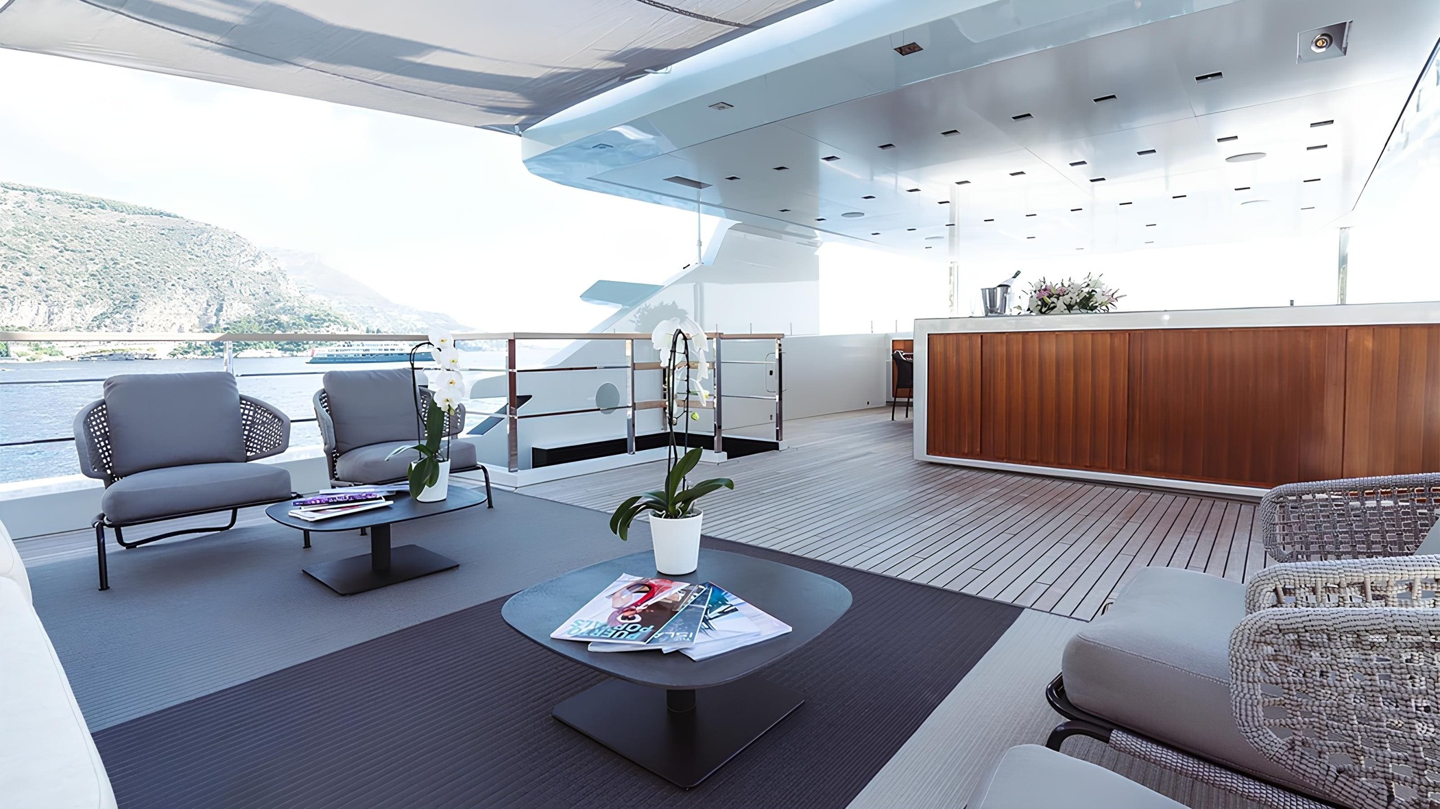 Зона для отдыха на сандеке/Lounge area on the sundeck