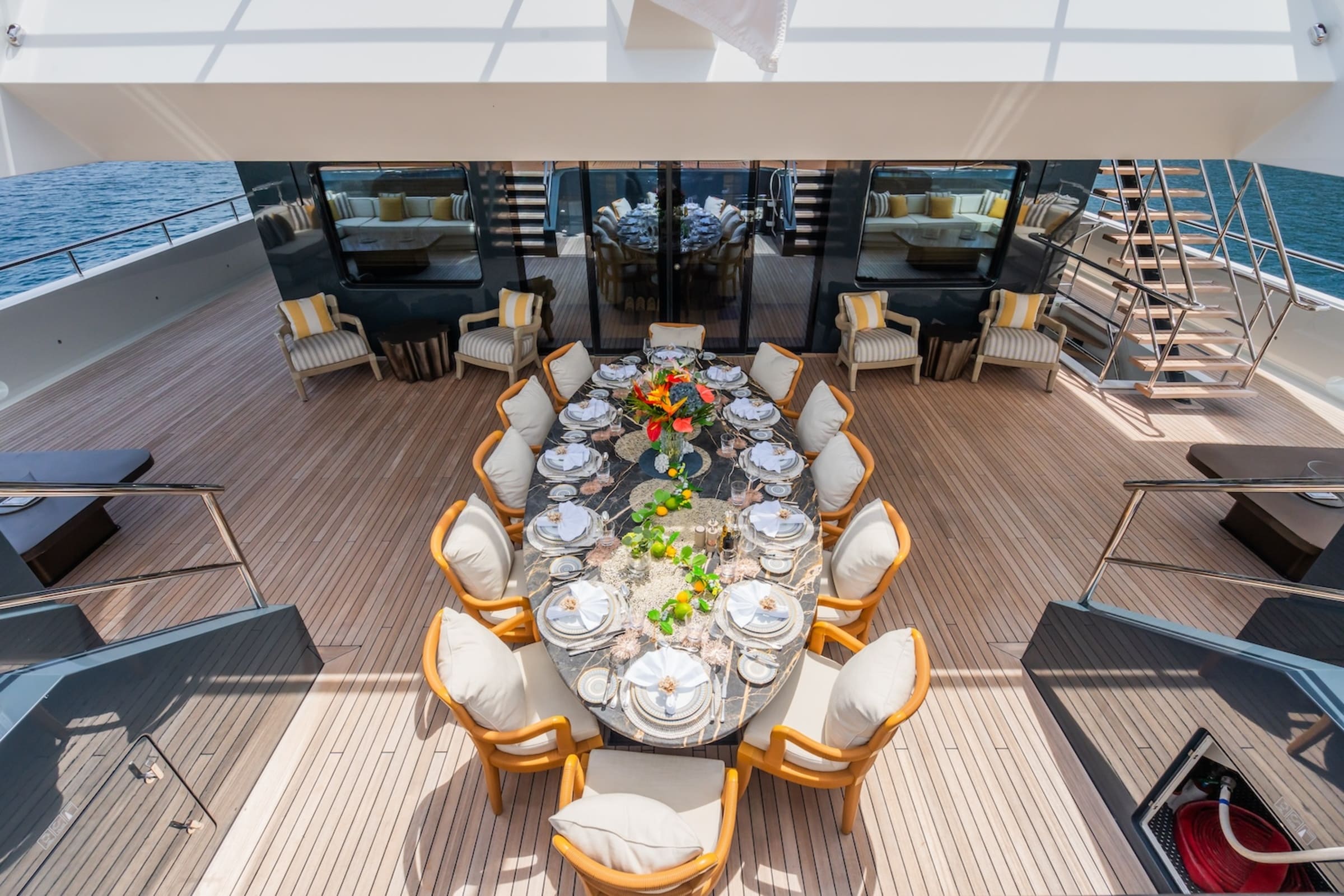 Обеденная зона на корме верхней палубы/Aft upper deck dining area