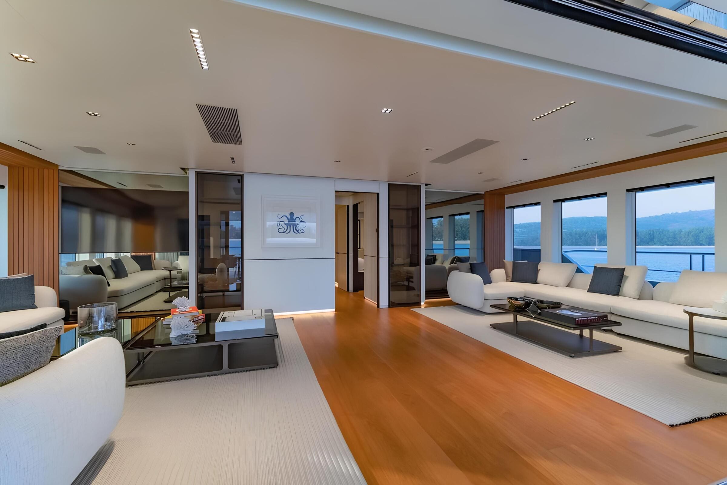 Зона отдыха в главном салоне/Main salon lounge area