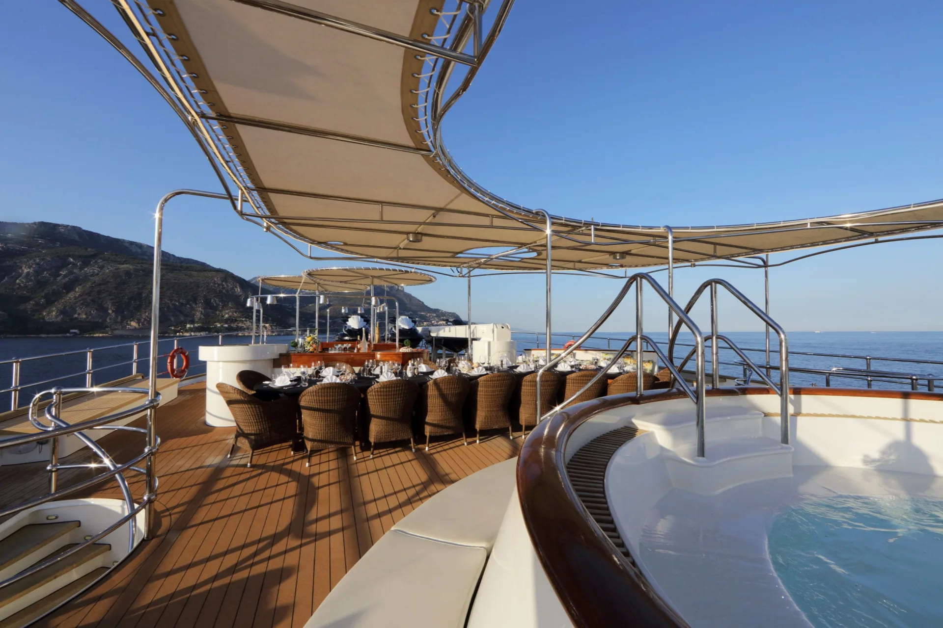 Зона отдыха на сандеке/Sundeck lounge area