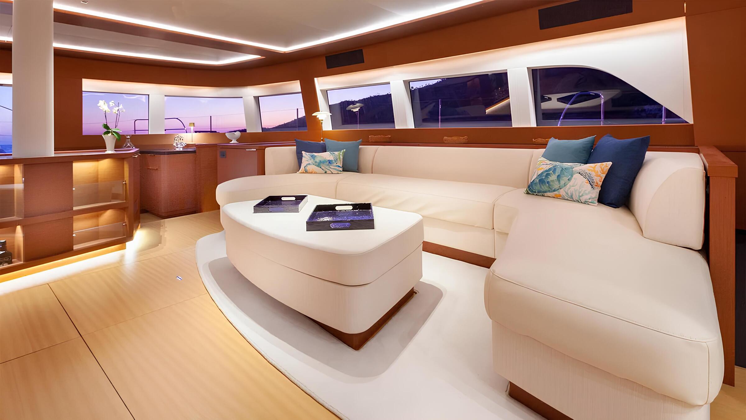 Зона отдыха в главном салоне/Main salon lounge area