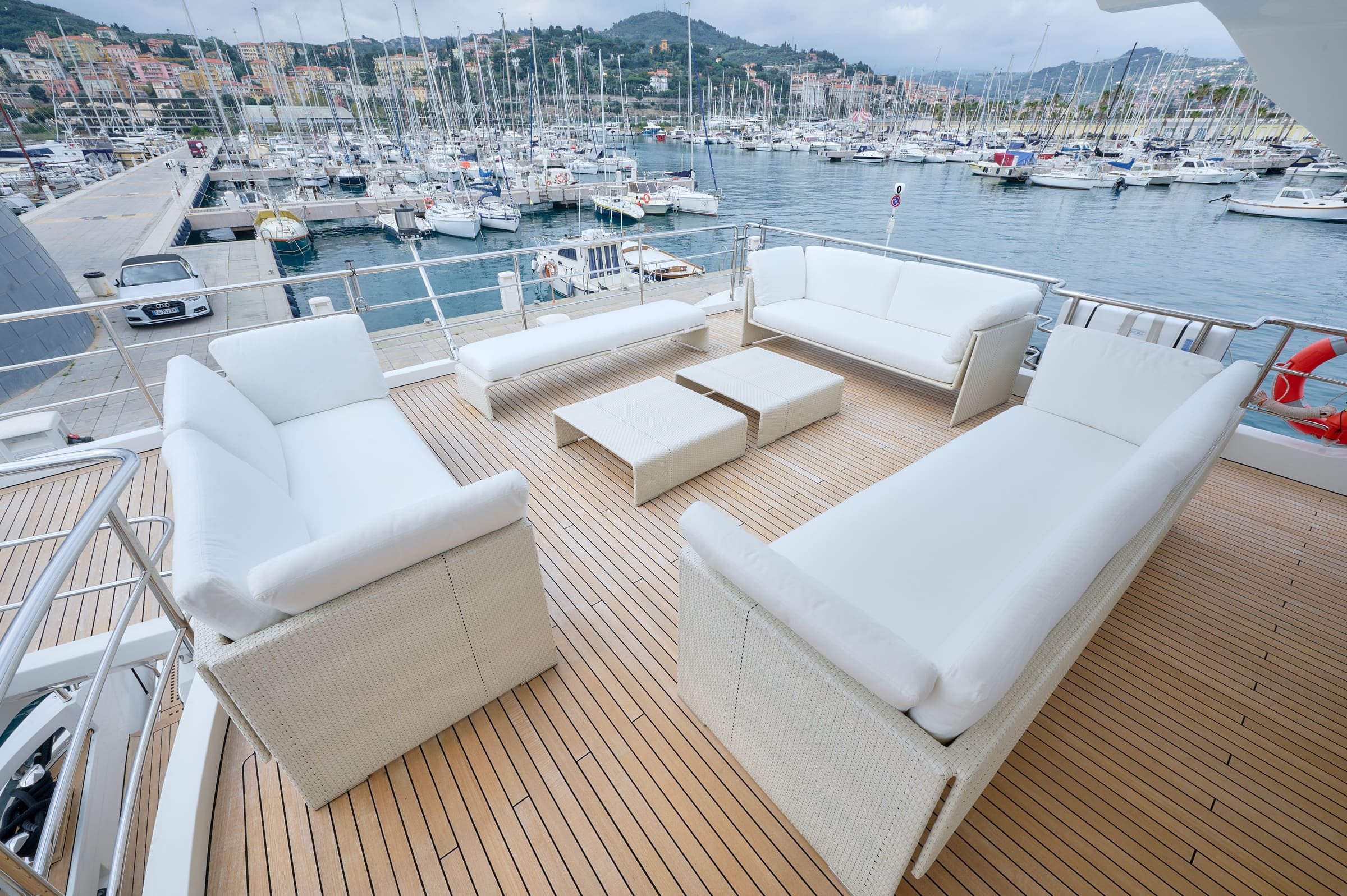 Зона отдыха на флайбридже/Flybridge lounge area