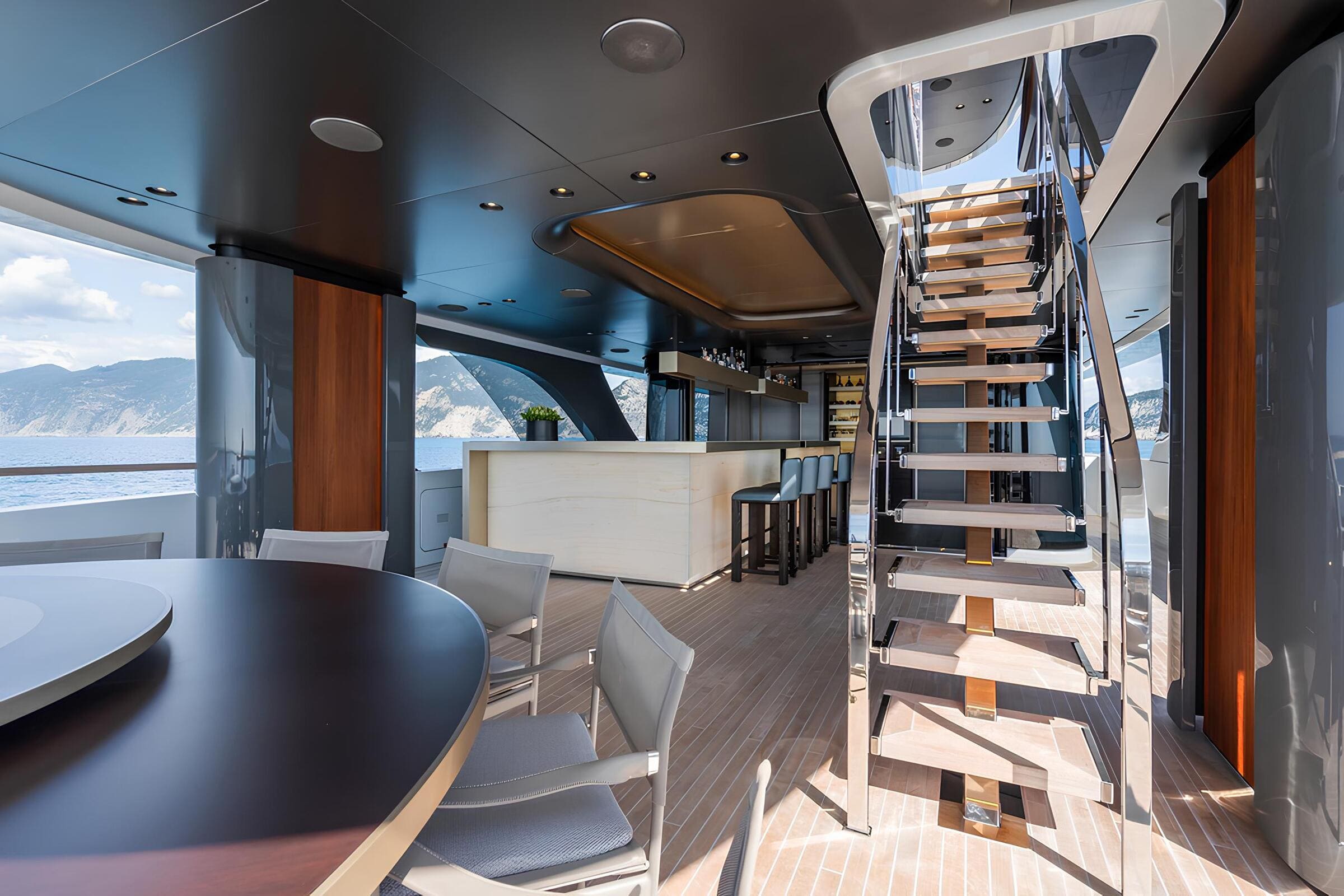 Зона отдыха на корме верхней палубы/Aft upper deck lounge area